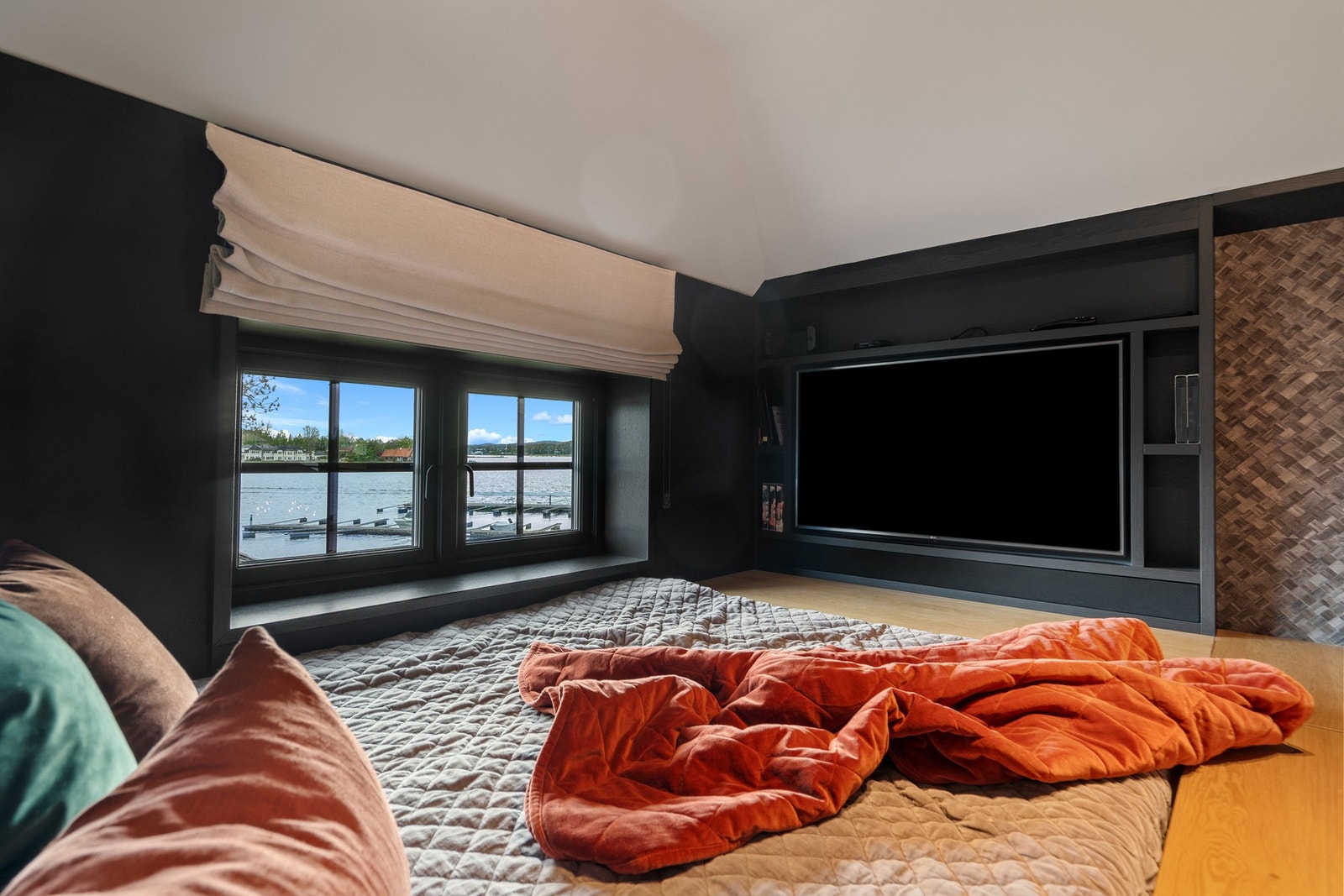 Plassbygget sofa/seng/Tv-løsning med opplegg for tv, lyd og tekniske bokser Galleribilde