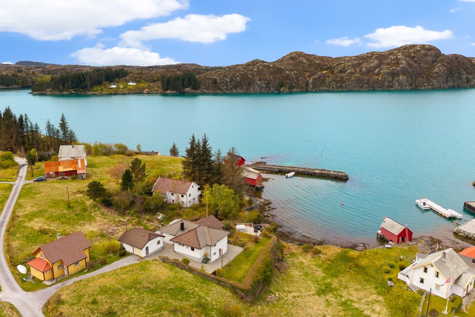 Eiendommen er i umiddelbar nærhet til fjorden. Galleribilde