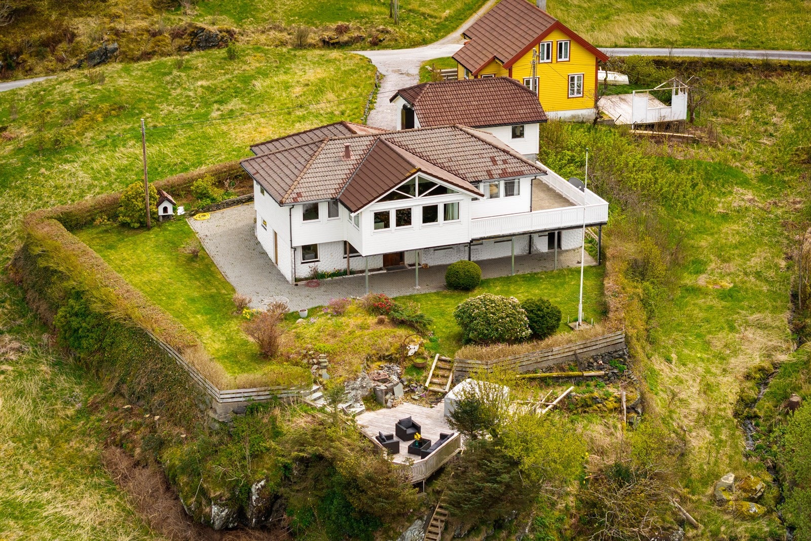 Eiendommens beliggenhet er meget god med nydelig utsikt over nærliggende fjord og fjell. I Hersvikbygda får man rolige omgivelser og er en barnevennlig plass. Galleribilde
