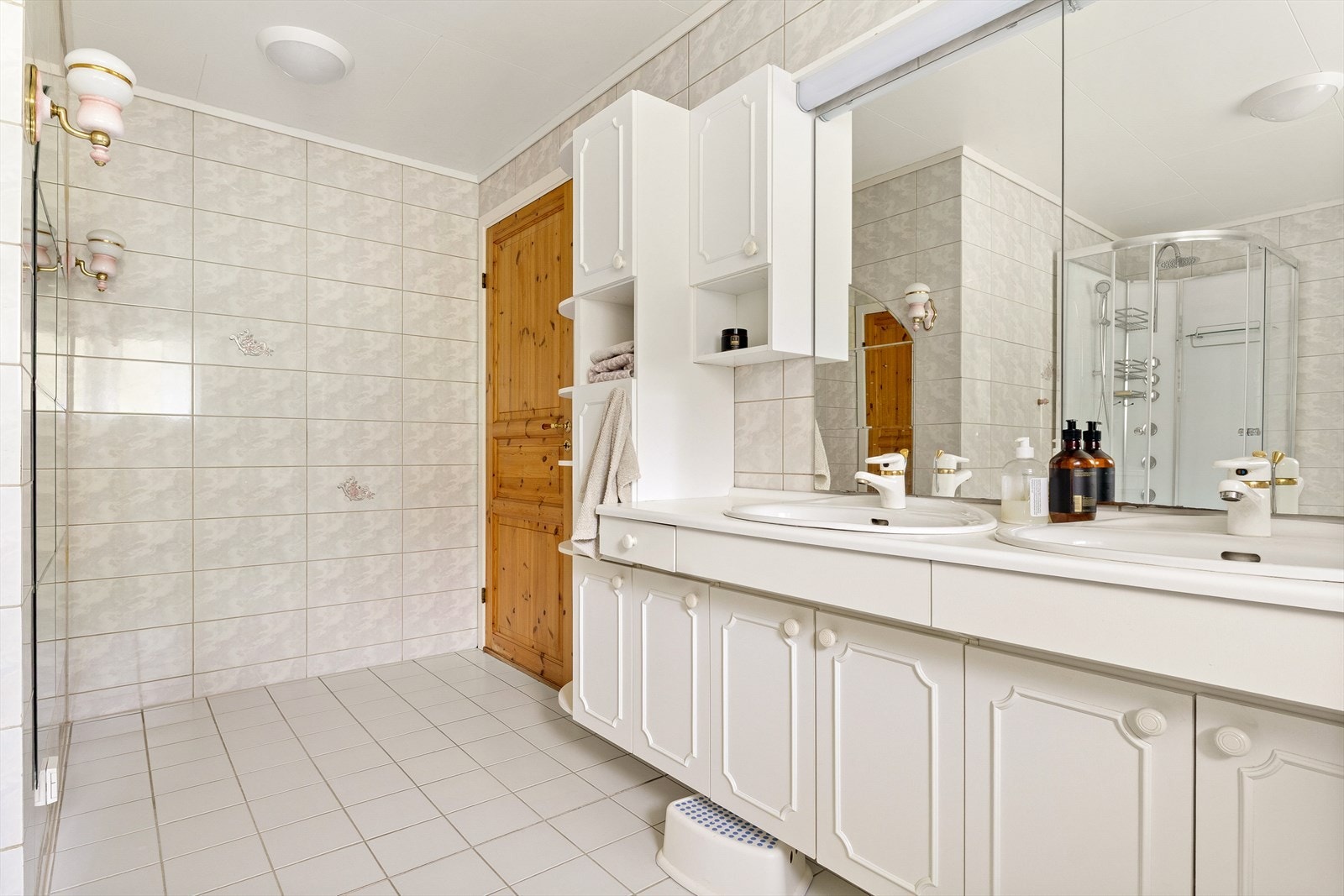 Badet er av god størrelse og er utstyrt med baderomsmøbelement med to nedfelte vasker i, boblebad og dusjkabinett. Galleribilde