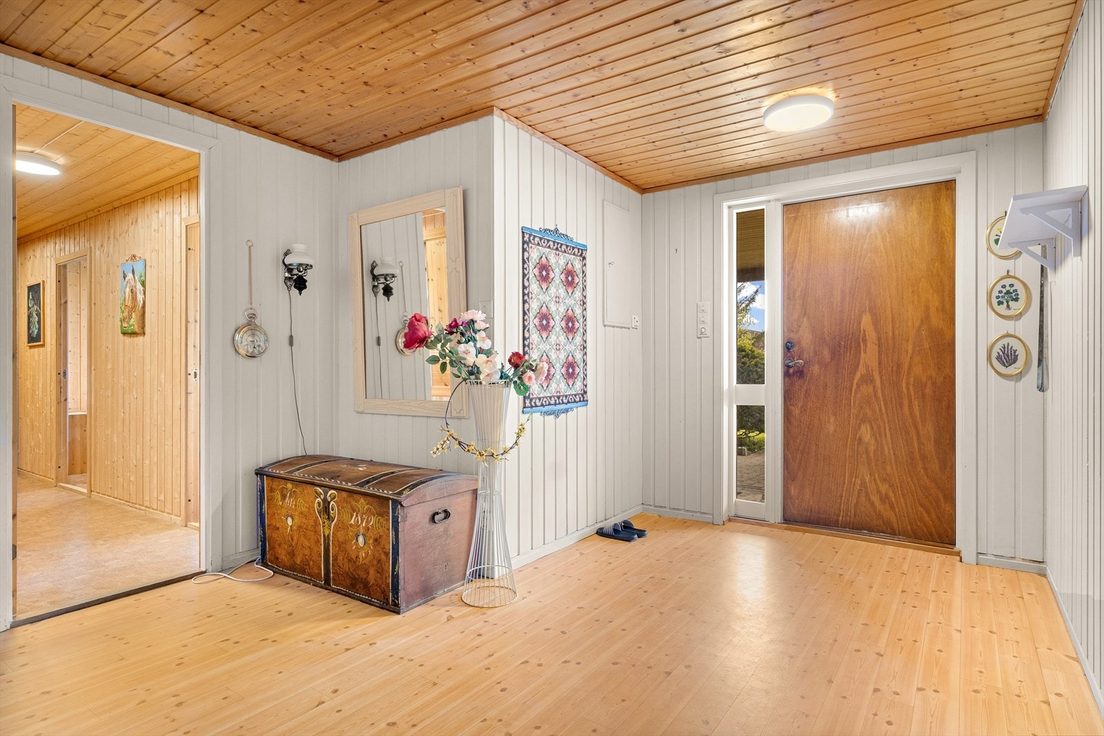 Entre i 1. etasje er romslig og her er det rikelig med plass til å henge fra seg yttertøy og sette fra seg sko. Galleribilde