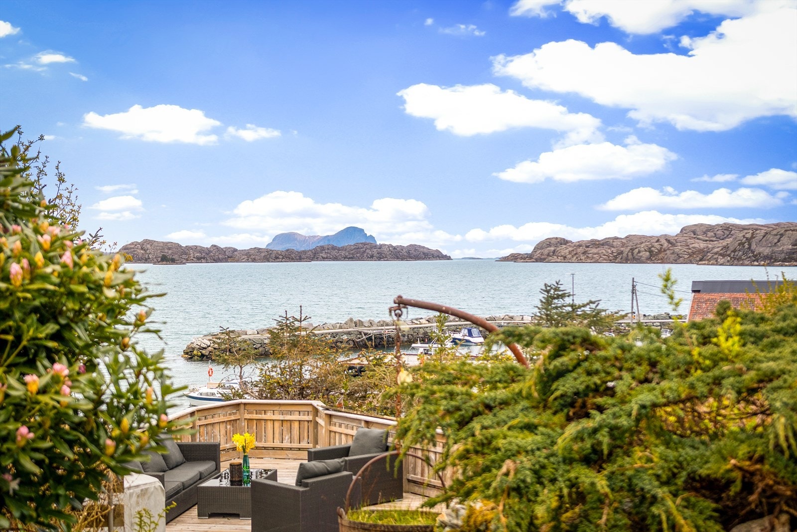 I forkan av eiendmmen er det en terrasse hvor en kan kose seg i gode lag og se på den flotte utsikten. Galleribilde