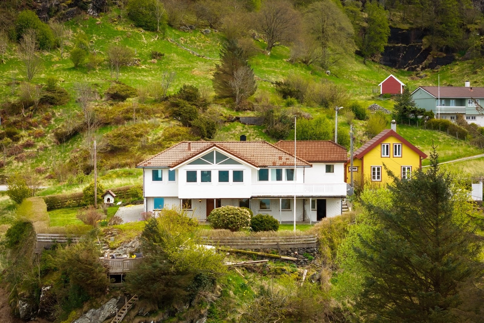 Her kan man trygt la barna leke på egen eiendom med flat hage og plen. Galleribilde