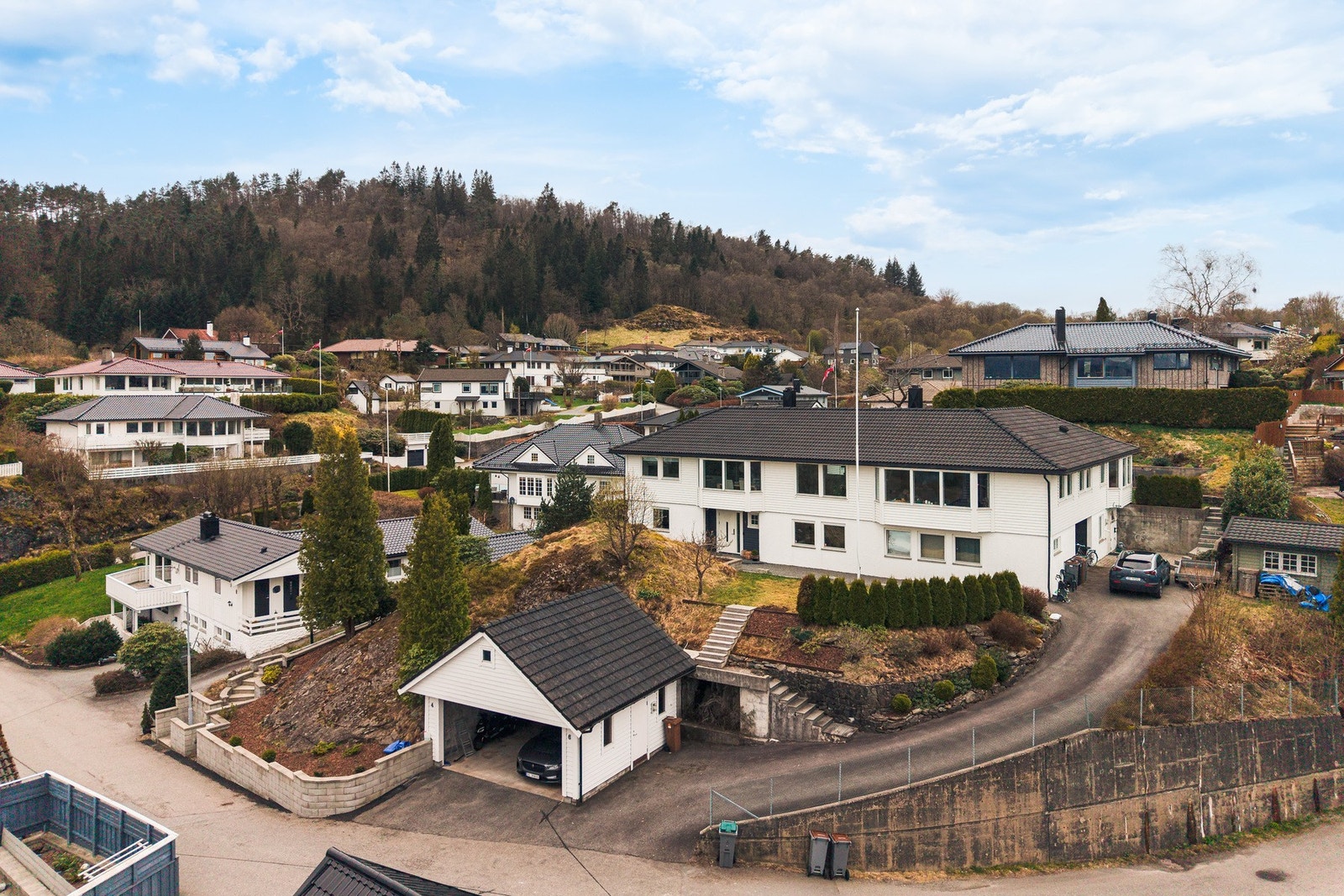 Boligen har en attraktiv plassering høyt i terrenget, med vidstrakt utsikt over marinaen i Søreidgrend og flere av byfjellene. Den luftige beliggenheten gir en åpen og lys karakter til eiendommen. Galleribilde