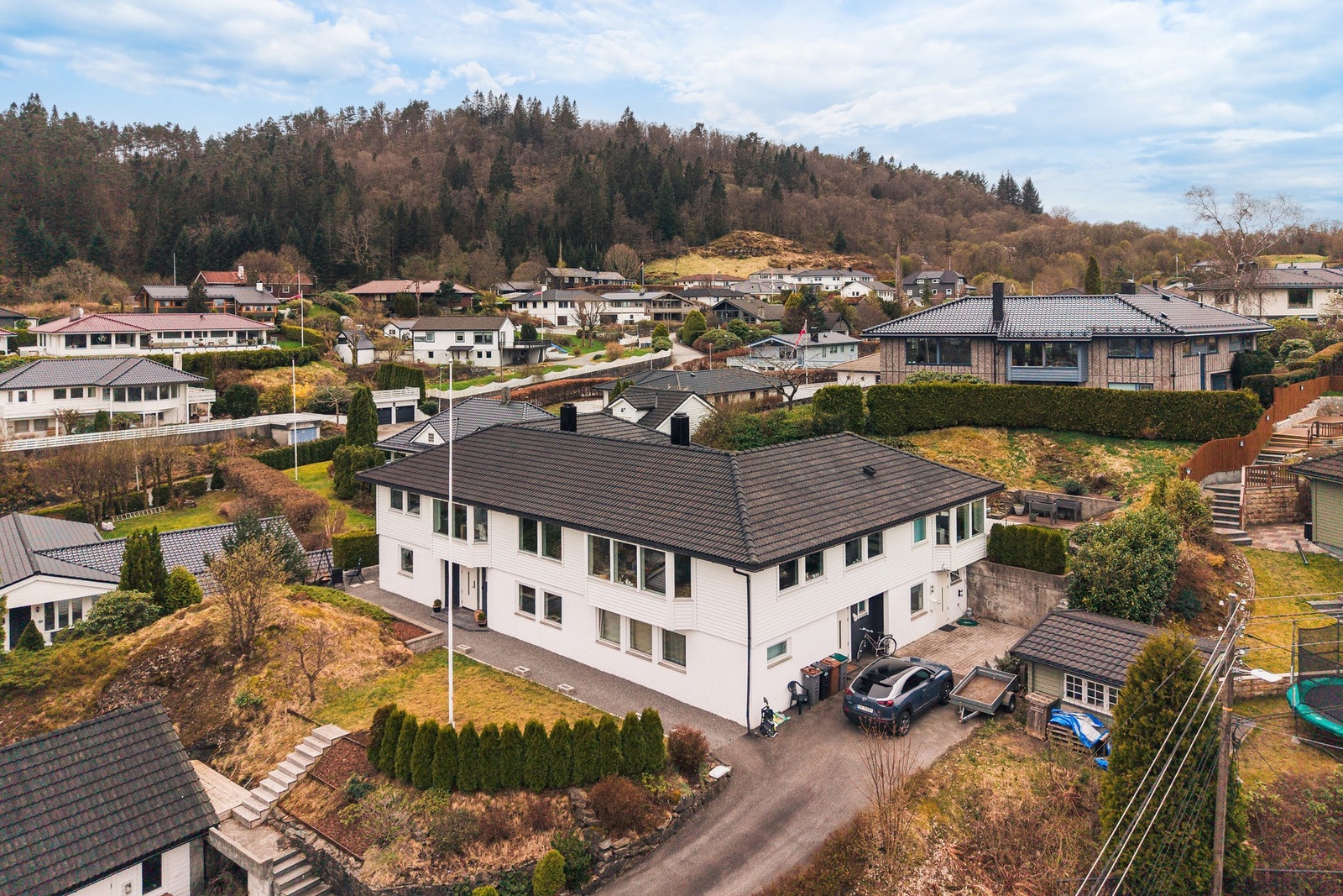 For pendlere er beliggenheten gunstig, med gode bussforbindelser og enkel tilkomst til hovedveinettet via Knappetunnelen. Dette gir kort og effektiv reisetid til Bergen sentrum, Fyllingsdalen, samt arbeidsområdene på Sandsli, Kokstad og Flesland. Galleribilde