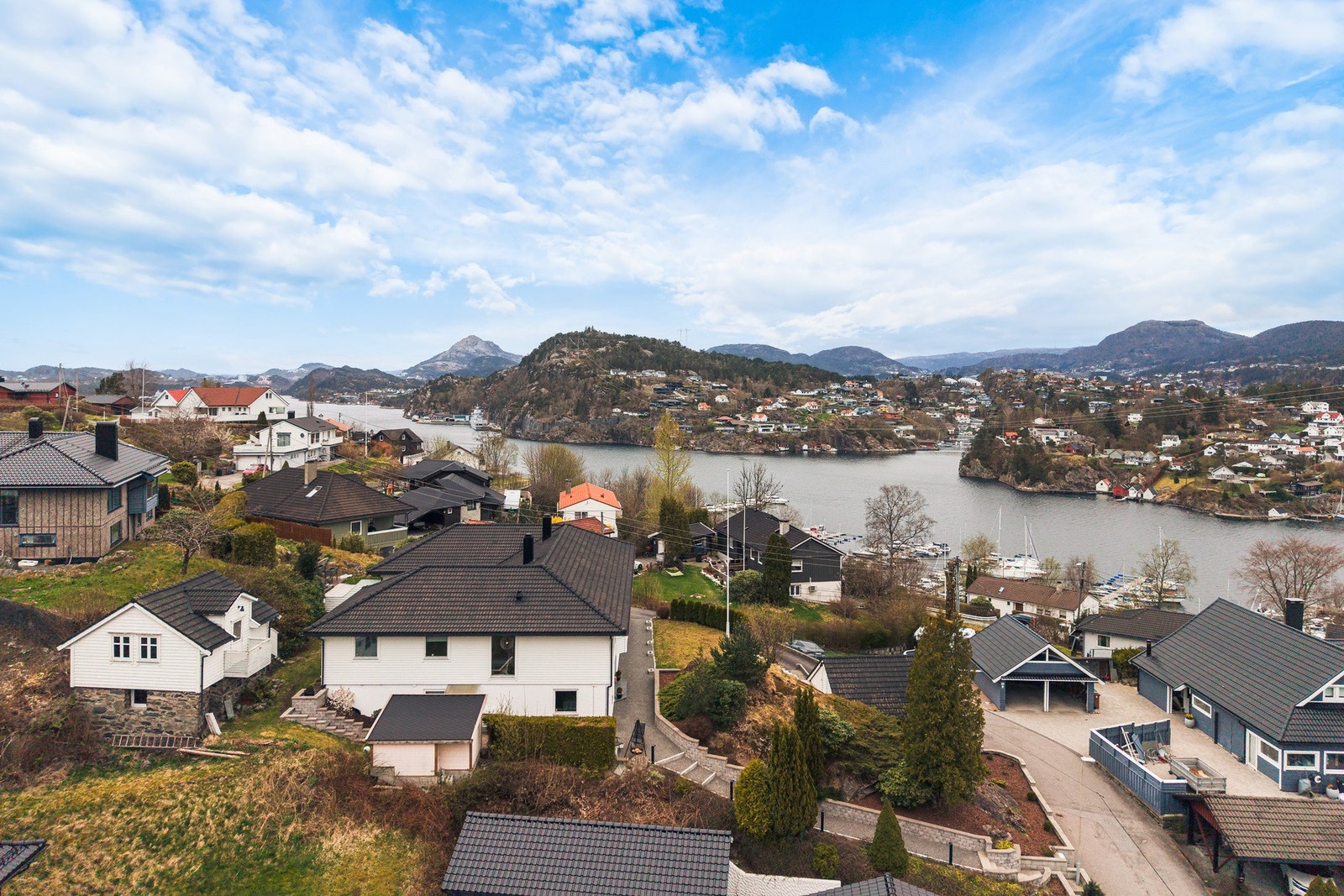 Boligen fremstår som meget velholdt, med gjennomgående gode materialvalg, moderne uttrykk og smarte løsninger som gir høy bokomfort og enkel hverdag. Galleribilde