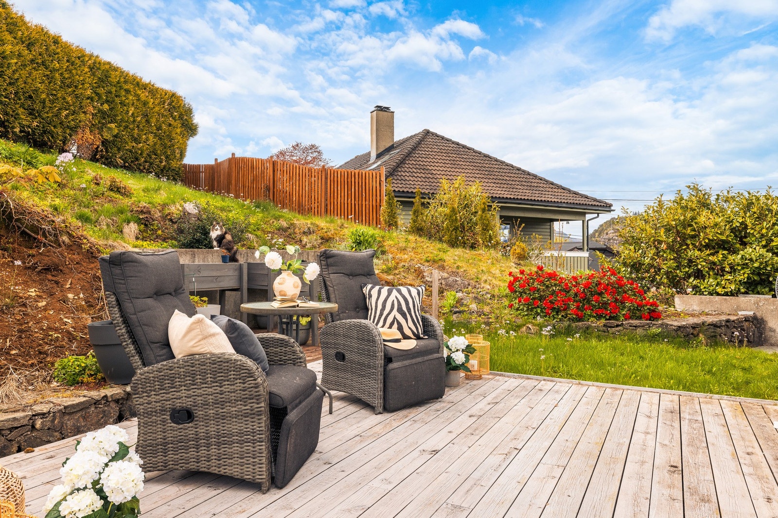 Uteområdene er pent opparbeidet med terrassedekke og grøntområder. Galleribilde