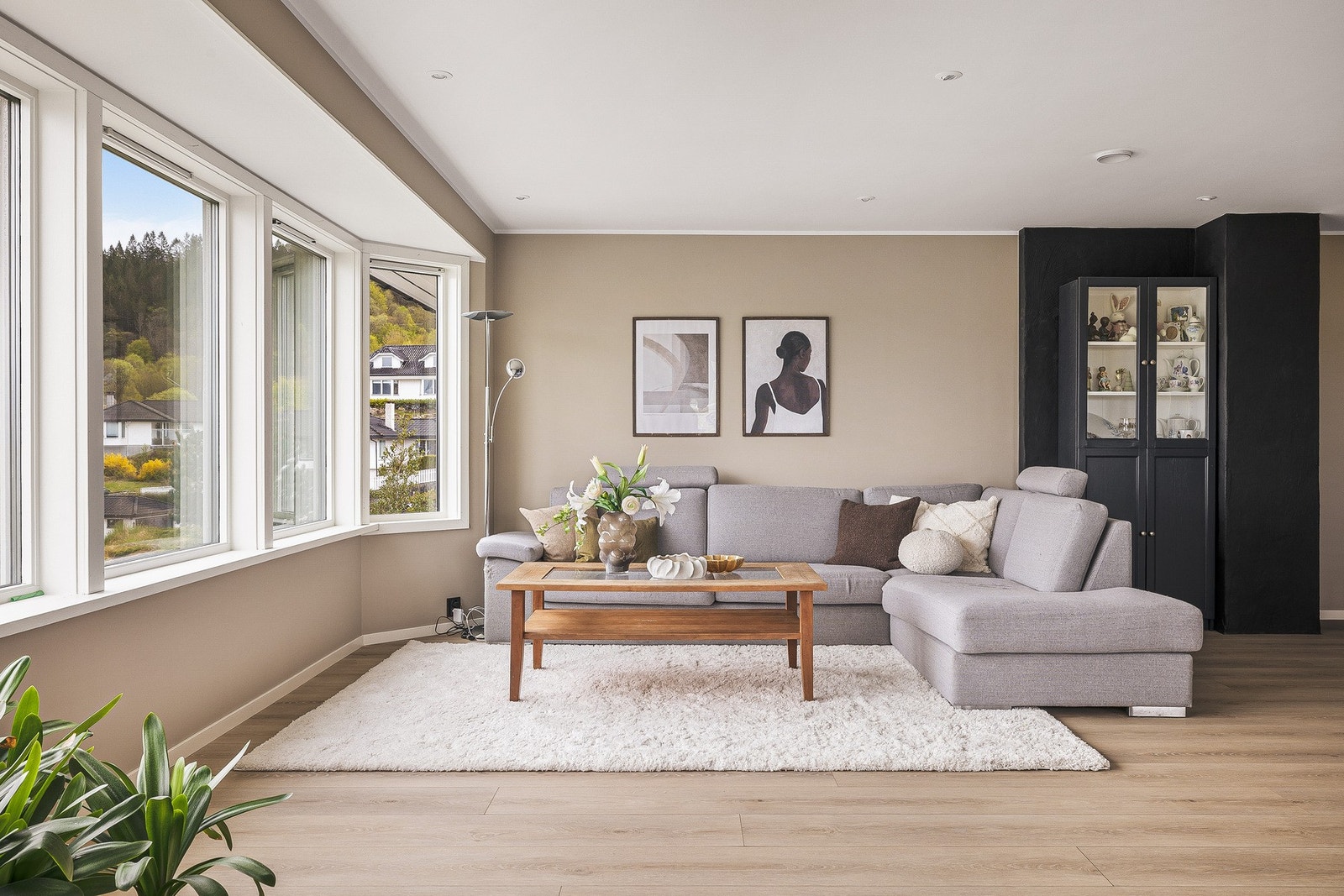 Her får man en luftig og åpen atmosfære med rikelig lysinnslipp og svært gode oppholdsforhold - perfekt for både hverdagsliv og sosiale sammenkomster. Galleribilde
