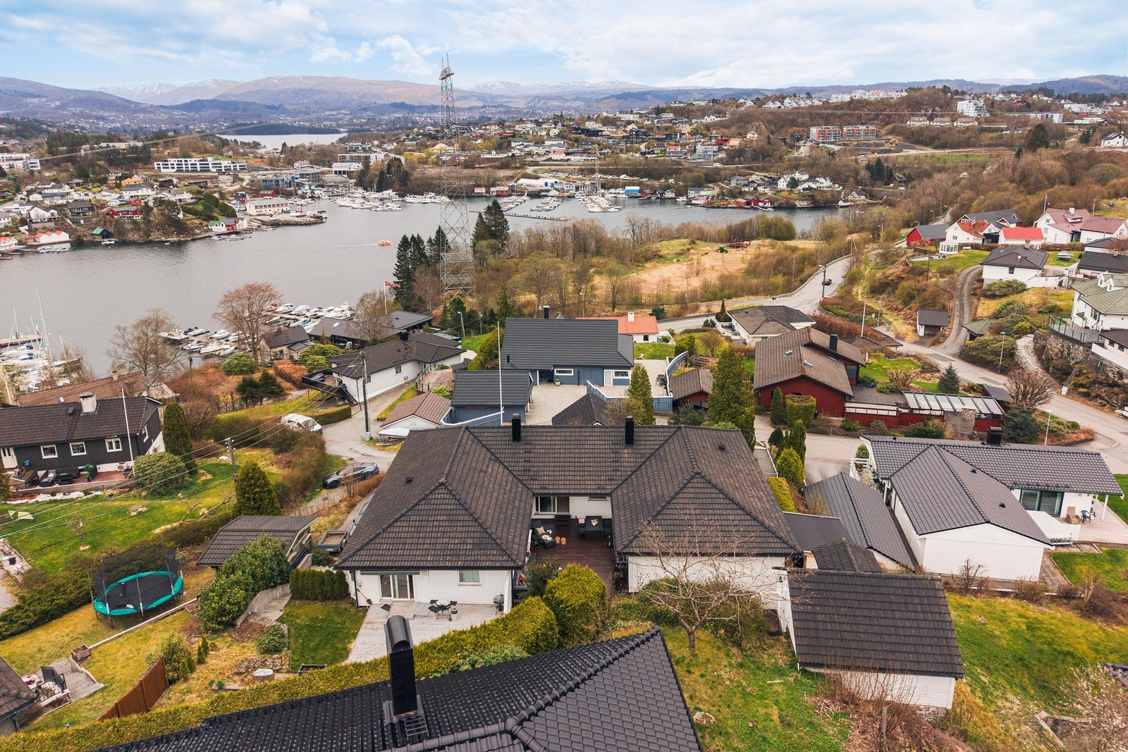 Akslabakken 6 ligger i et etablert og barnevennlig villastrøk på Hammersland i Søreidgrend, omgitt av velstelte eneboliger og grønne uteområder. Gaten er rolig og uten gjennomkjøring - noe som gir en trygg og fredelig hverdag, særlig for familier med barn Galleribilde