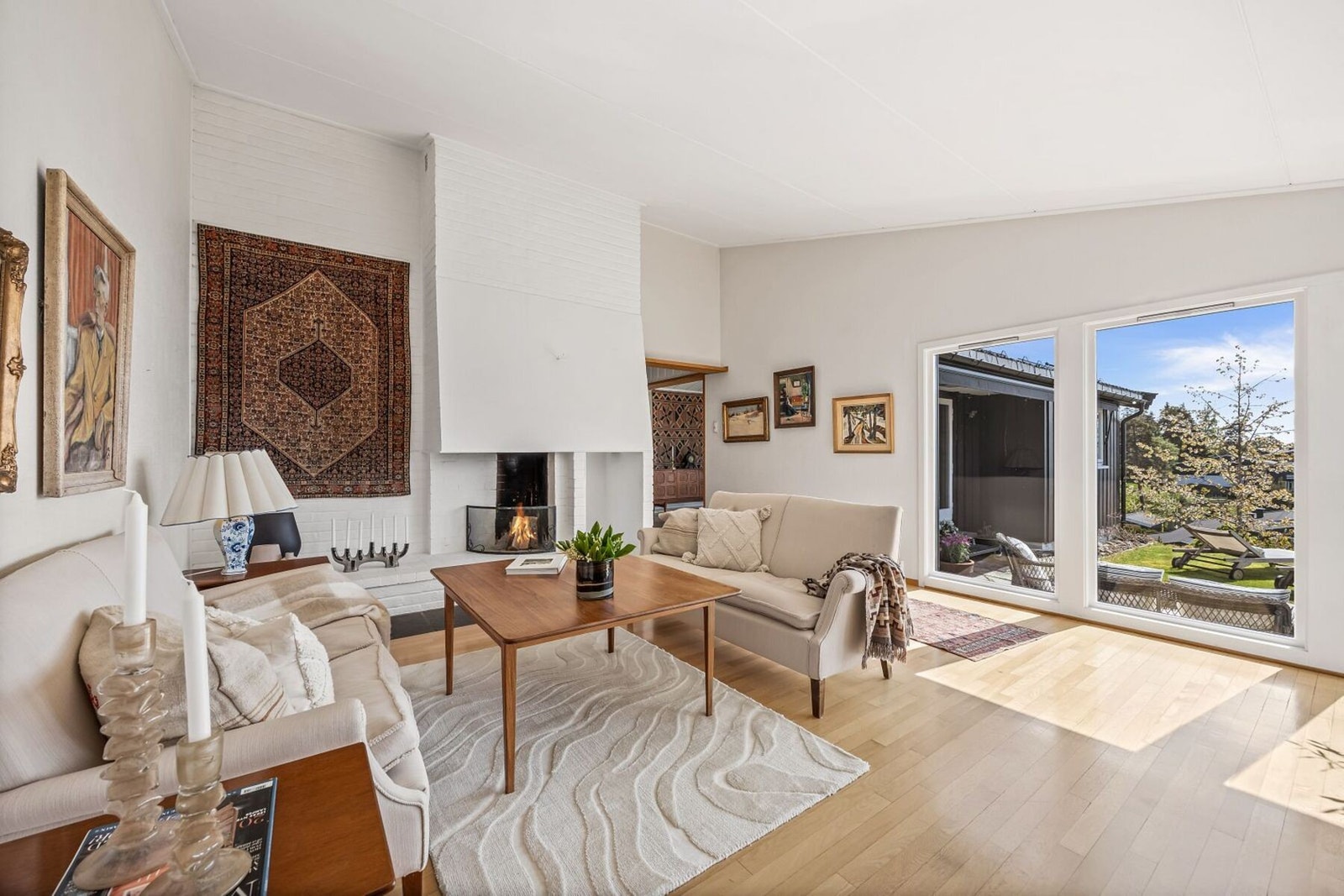 Boligens hovedstue er et fantastisk oppholdsrom med store vindusflater som trekker den spektakulære utsikten og de vakre omgivelsene helt inn i boligen. Galleribilde