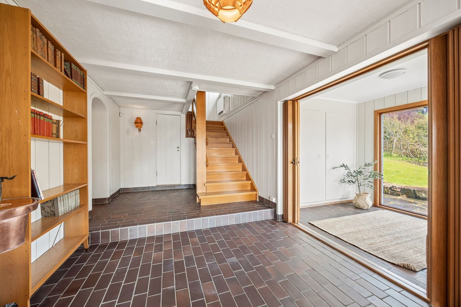 Velkommen inn i en innbydende entré som gir et meget godt førsteinntrykk av boligen. Galleribilde