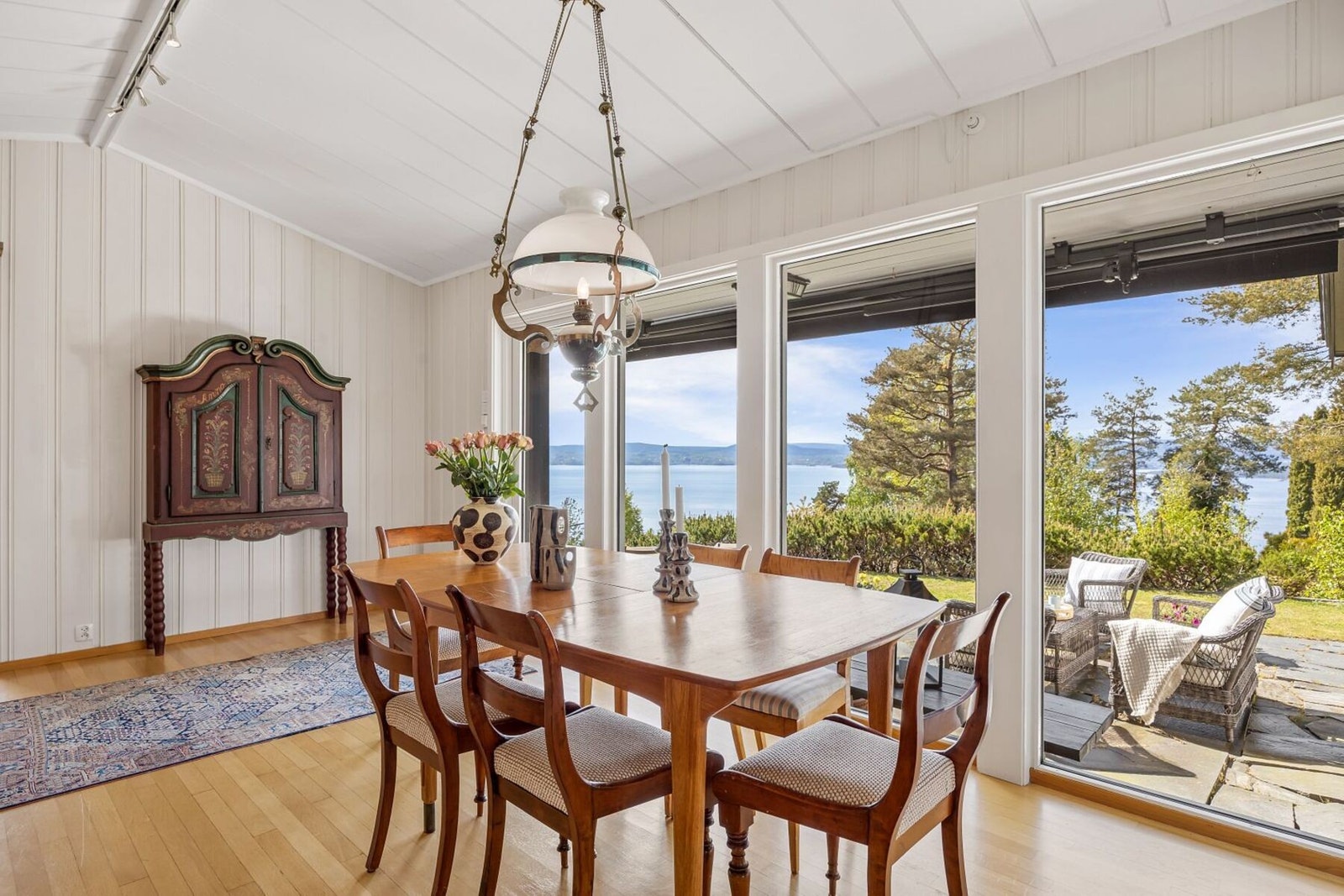 Fra spisestuen er det også direkte utgang til terrasse og hage, noe som skaper en fantastisk forbindelse mellom bolig og uteområder. Galleribilde