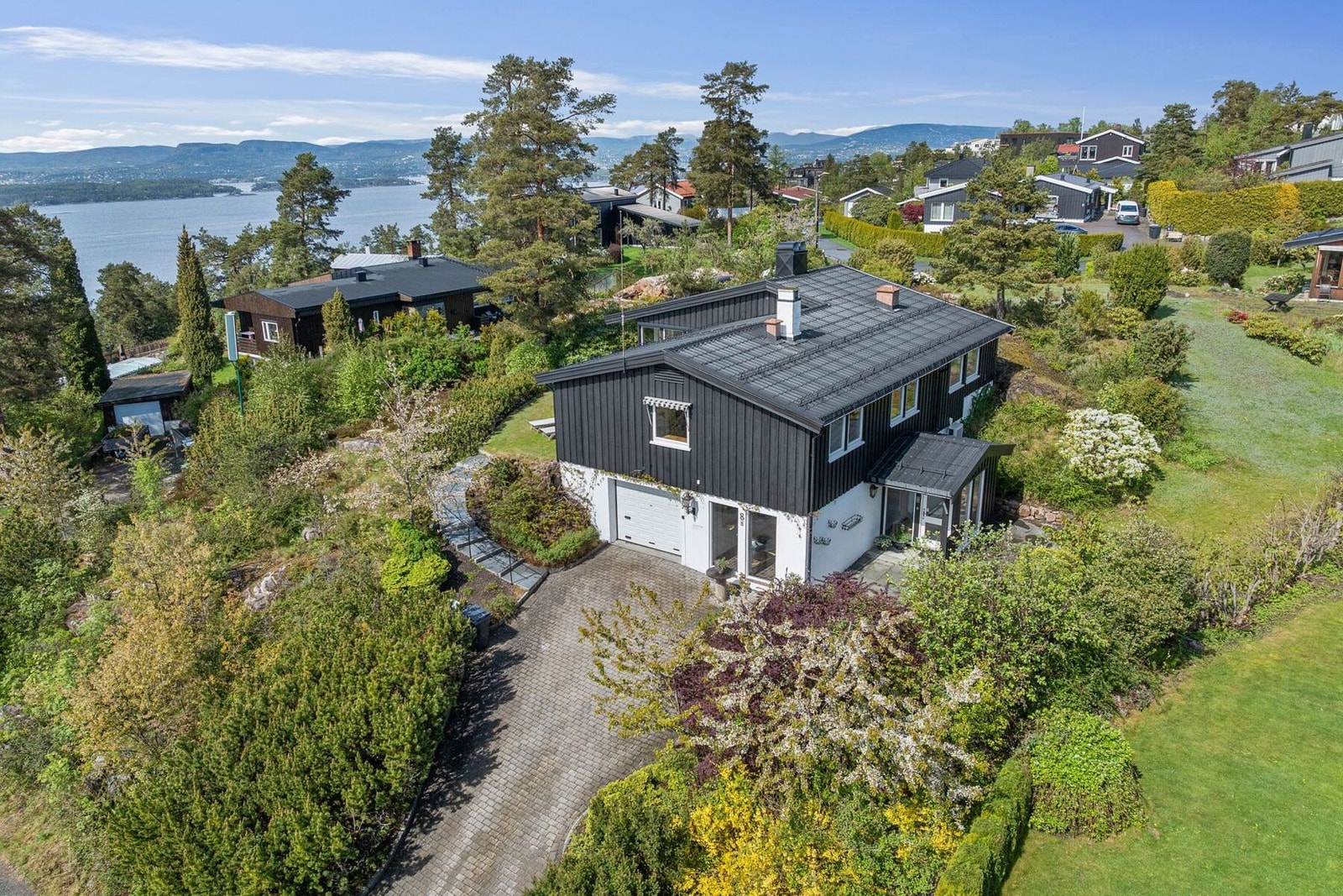 Boligen er arkitekttegnet av arkitekt Hodnungset og har vært i samme eiers eie siden den ble oppført i 1966. Galleribilde