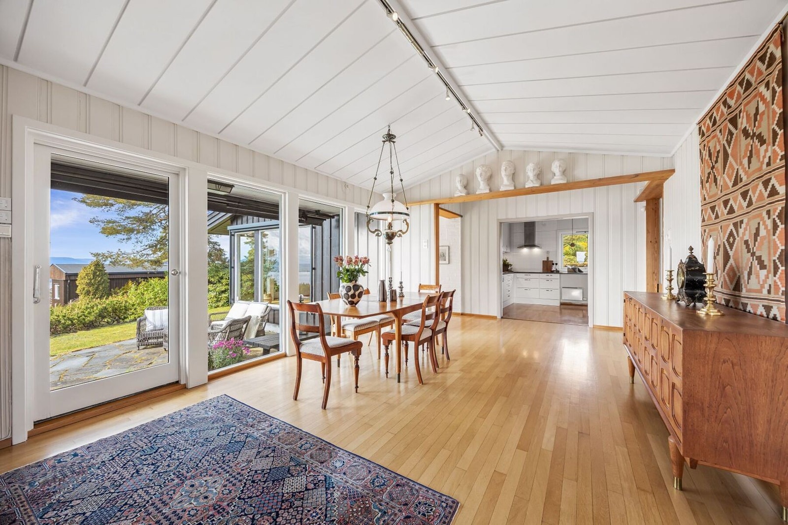 I tilknytning til kjøkkenet og stuen ligger en separat spisestue som danner en elegant og sosial ramme rundt måltider og hyggelige sammenkomster. Galleribilde