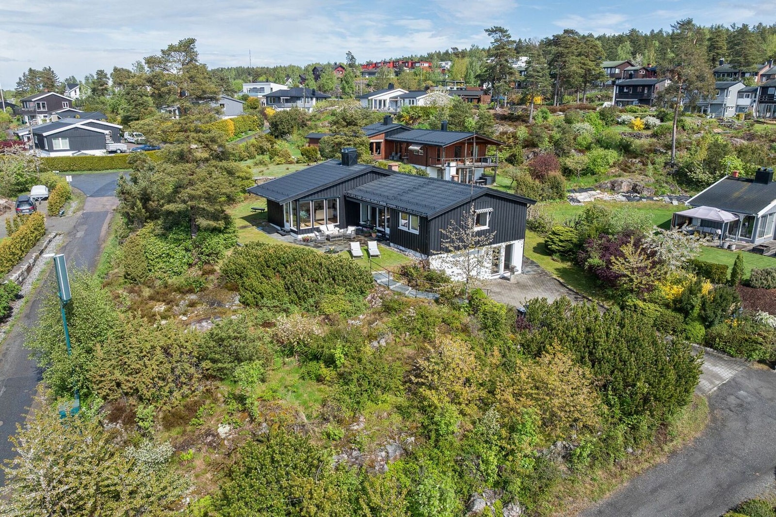 Eiendommen ligger fantastisk til på en høytliggende og solrik kolle kombinert med vakker naturtomt med pent opparbeidede hageområder Galleribilde
