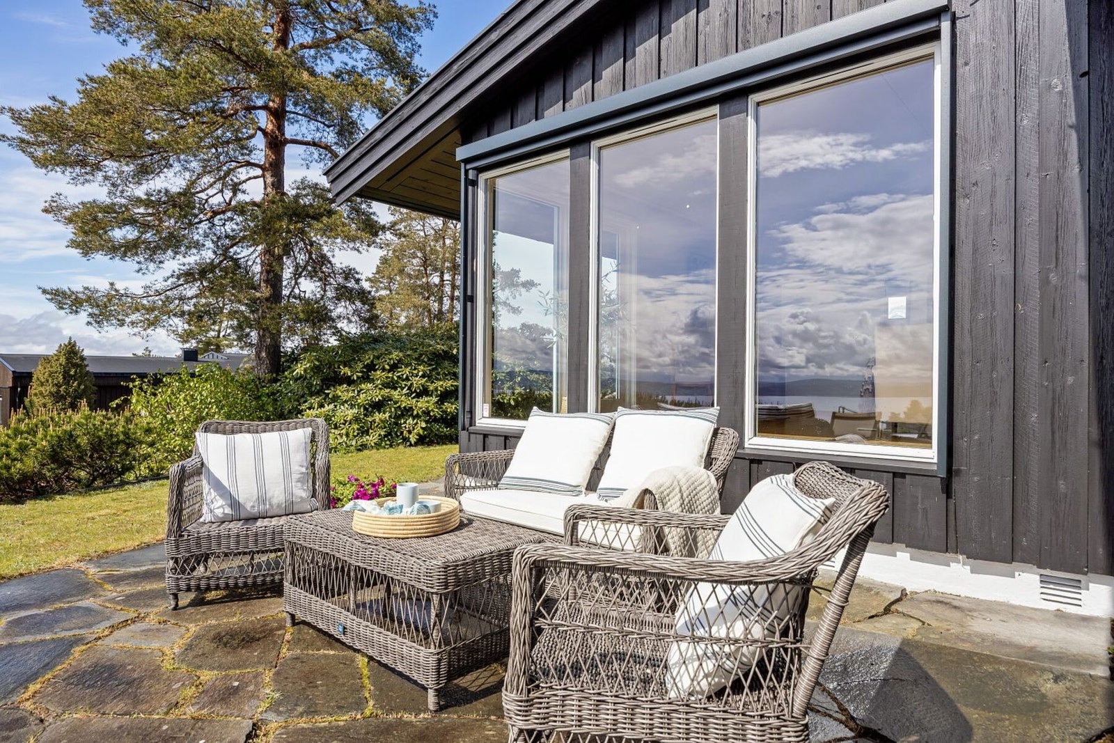 Den store vestvendte terrassen og de flotte uteplassene gjør det enkelt å nyte solen fra morgen til kveld, samtidig som utsikten over Oslofjorden danner en helt unik ramme. Galleribilde
