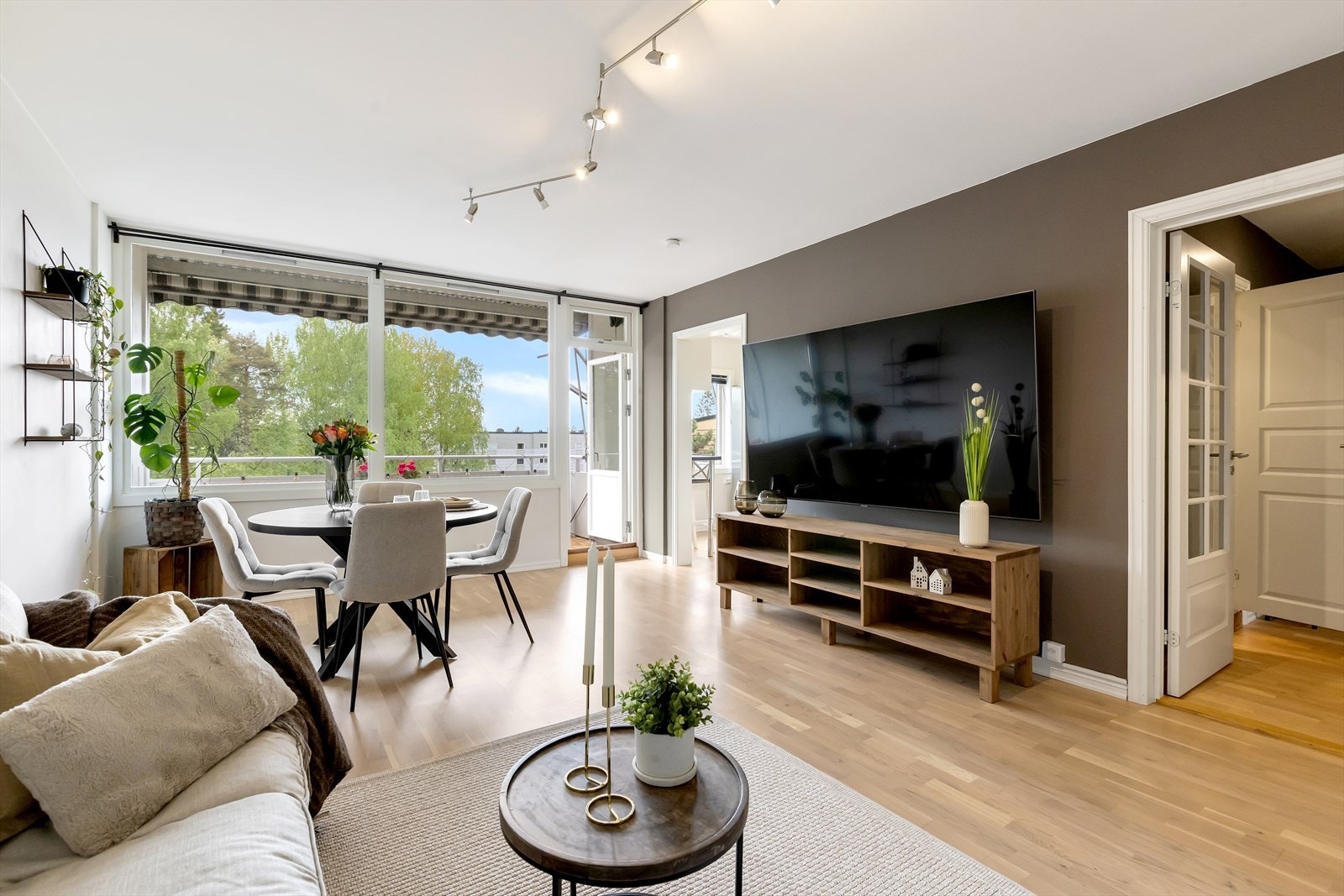 Det er god plass til både spisebord, sofagruppe og tilhørende tv-/mediamøbel. Galleribilde