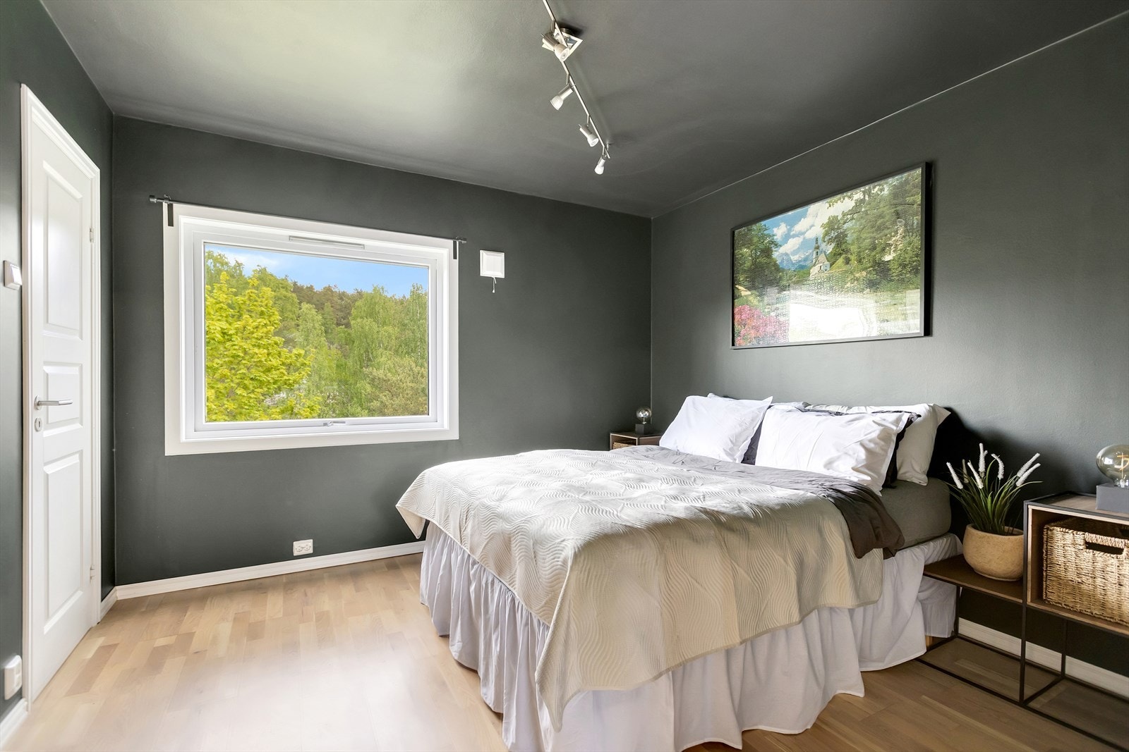 Soverom 1: Lyst og romslig soverom med walk-in garderobe og god plass til dobbeltseng. Galleribilde