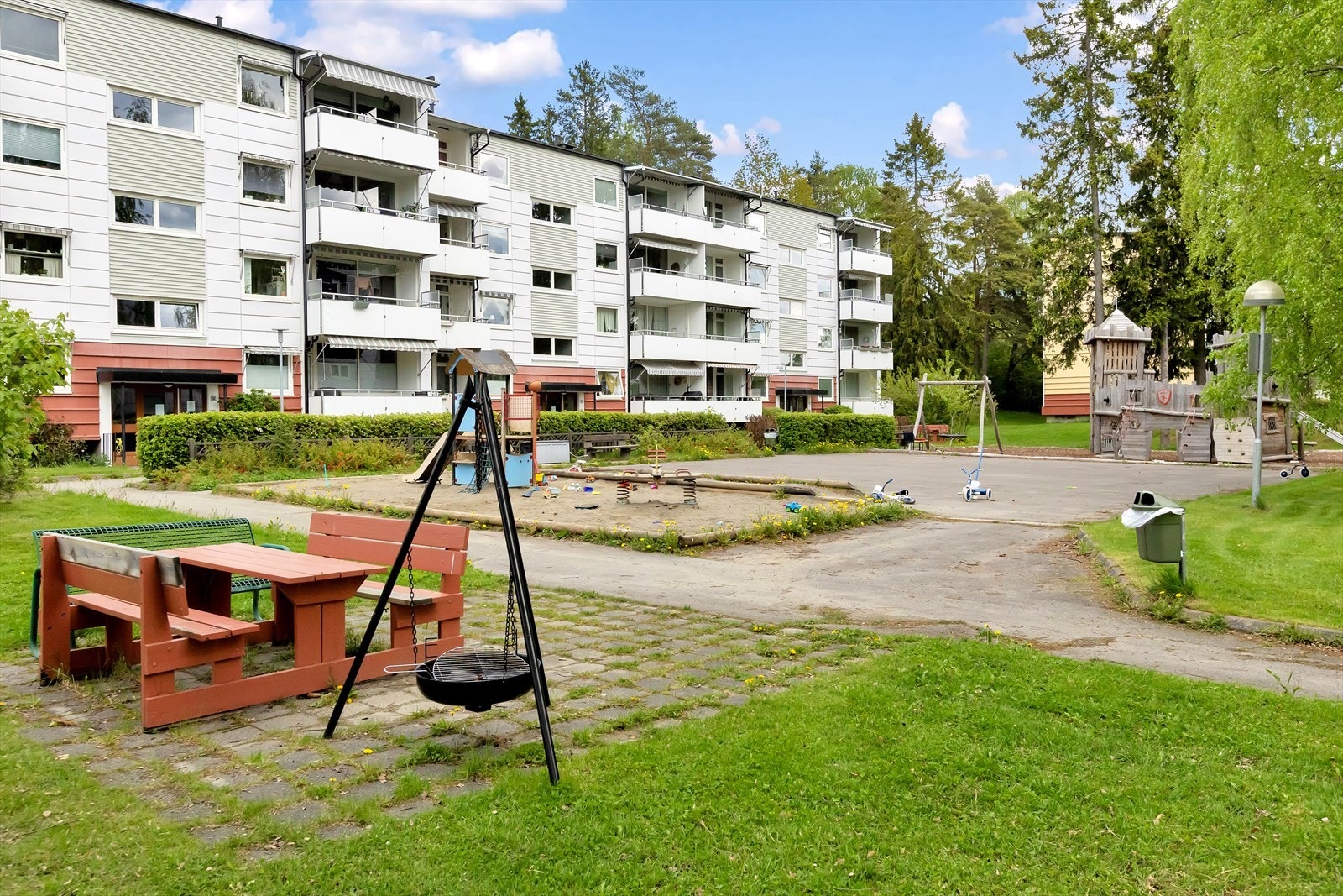 Borettslaget har flotte fellesarealer med sittegrupper og lekeplass. Galleribilde