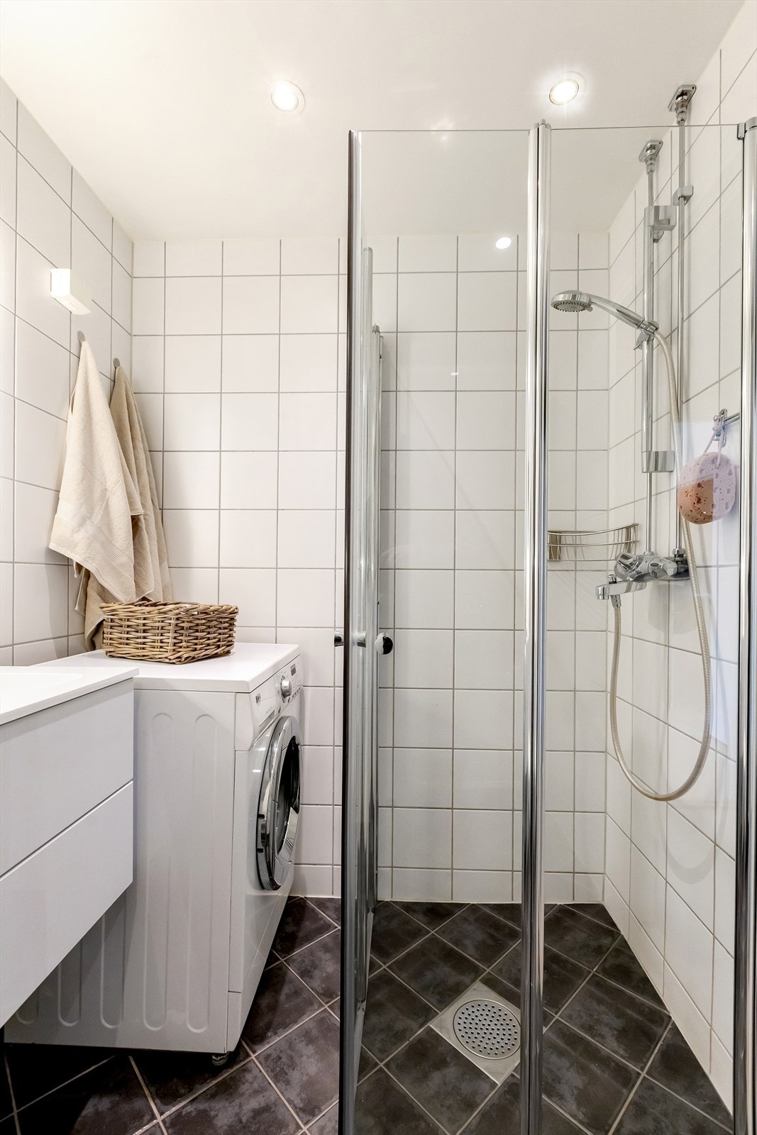 Pent flislagt bad med downlights og gulvvarme. Badet har innfellbare to-delte dusjvegger som gir god plassutnyttelse og adkomst til vaskemaskin. Galleribilde
