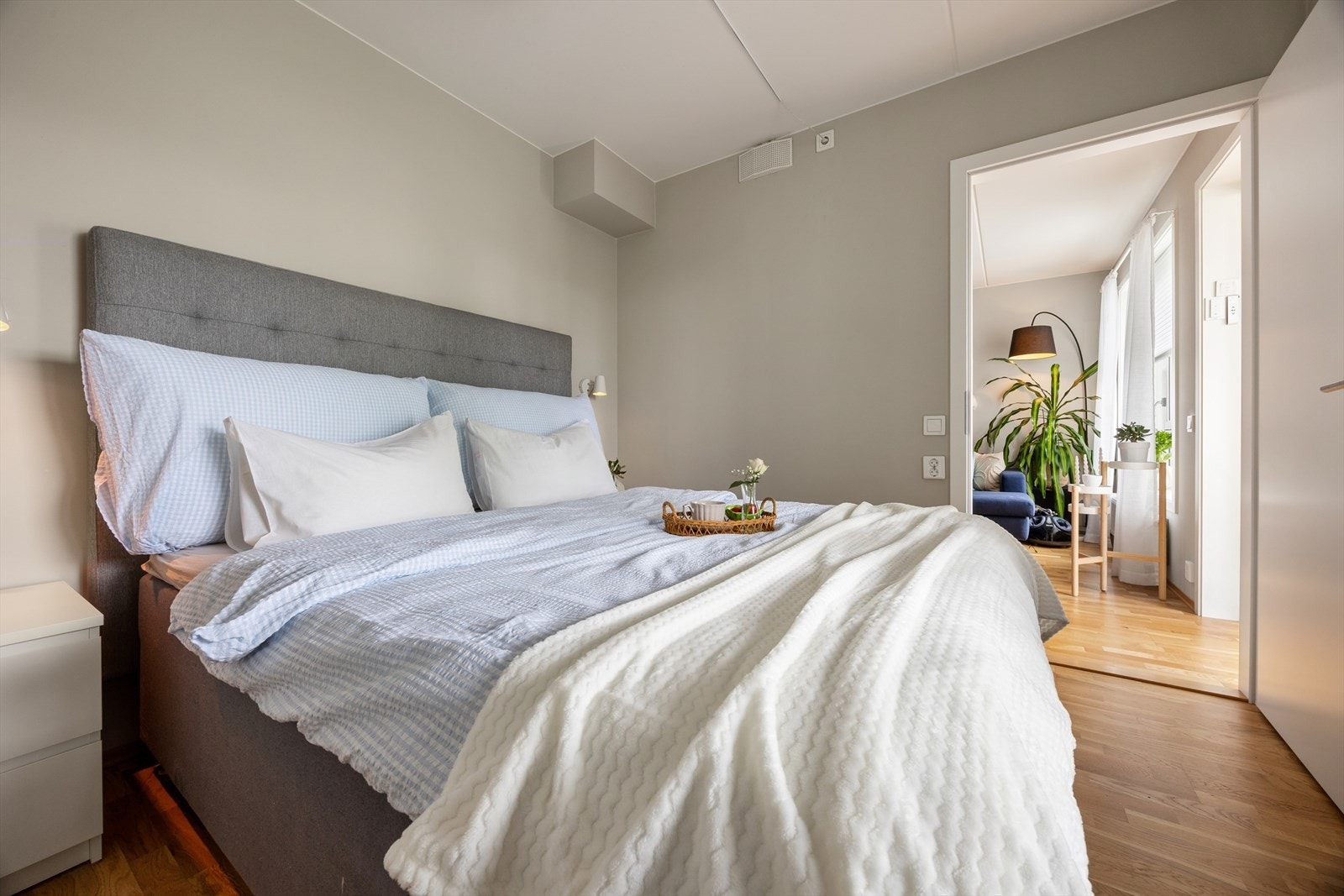 Hovedsoverommet er romslig og lyst med god plass til garderobeskap. Galleribilde