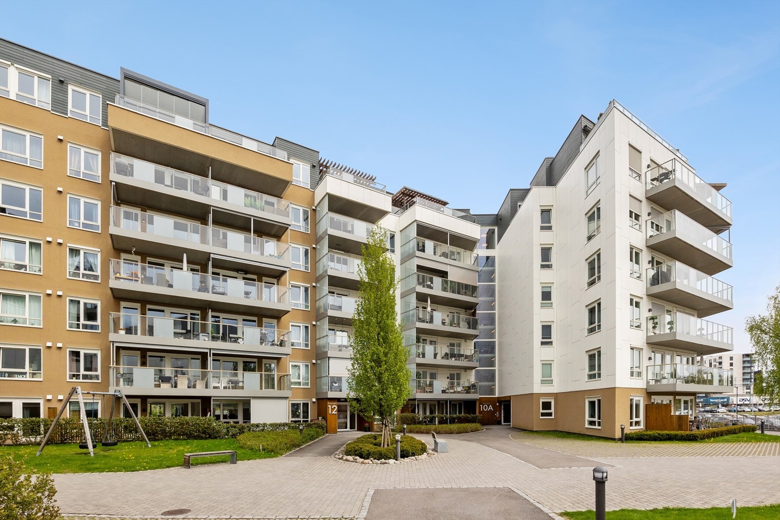 Inngangsparti med fin beplantning og hyggelig uteområde. Galleribilde