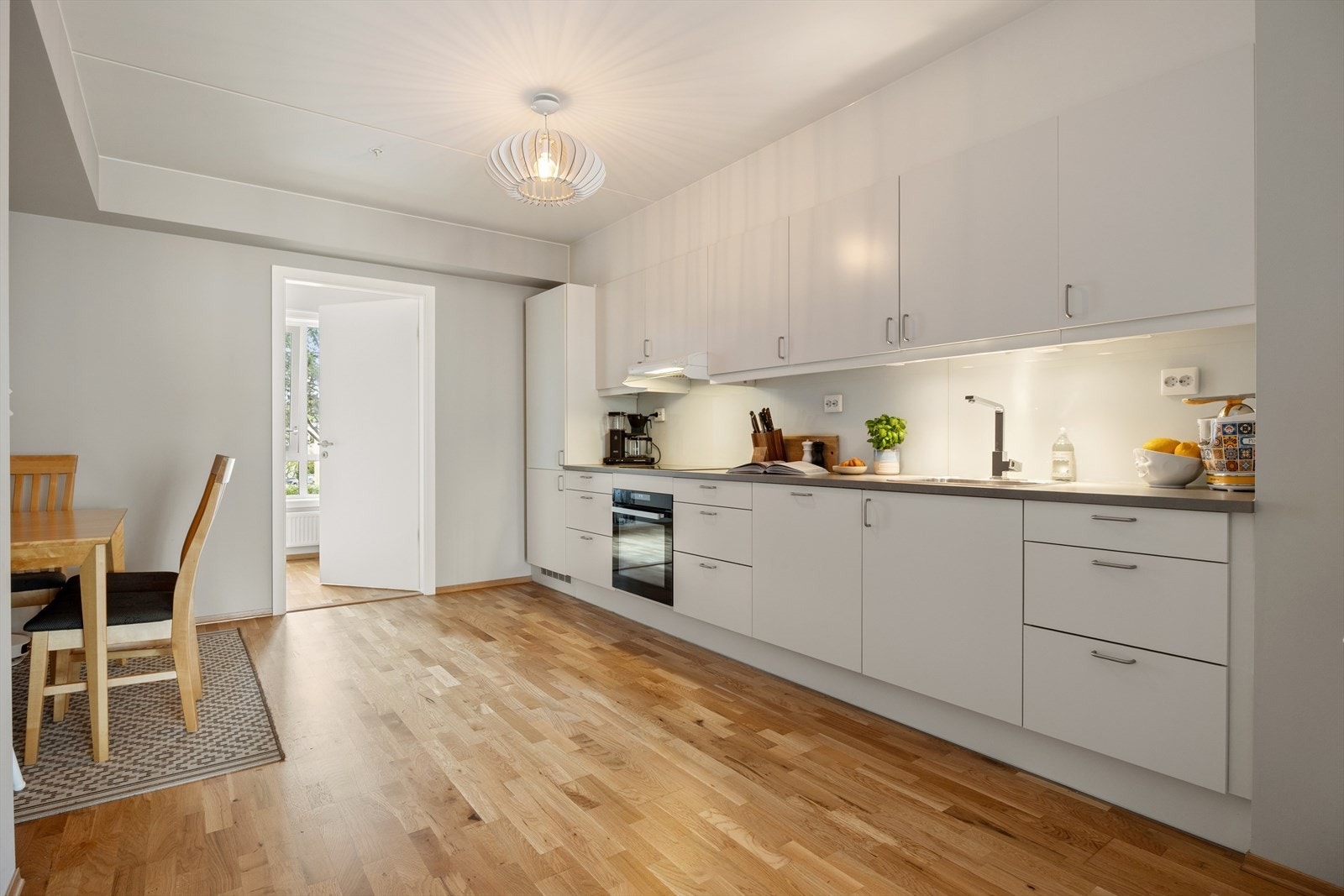 Luftig kjøkken med plass til spisebord og andre møbleringsmuligheter. Galleribilde