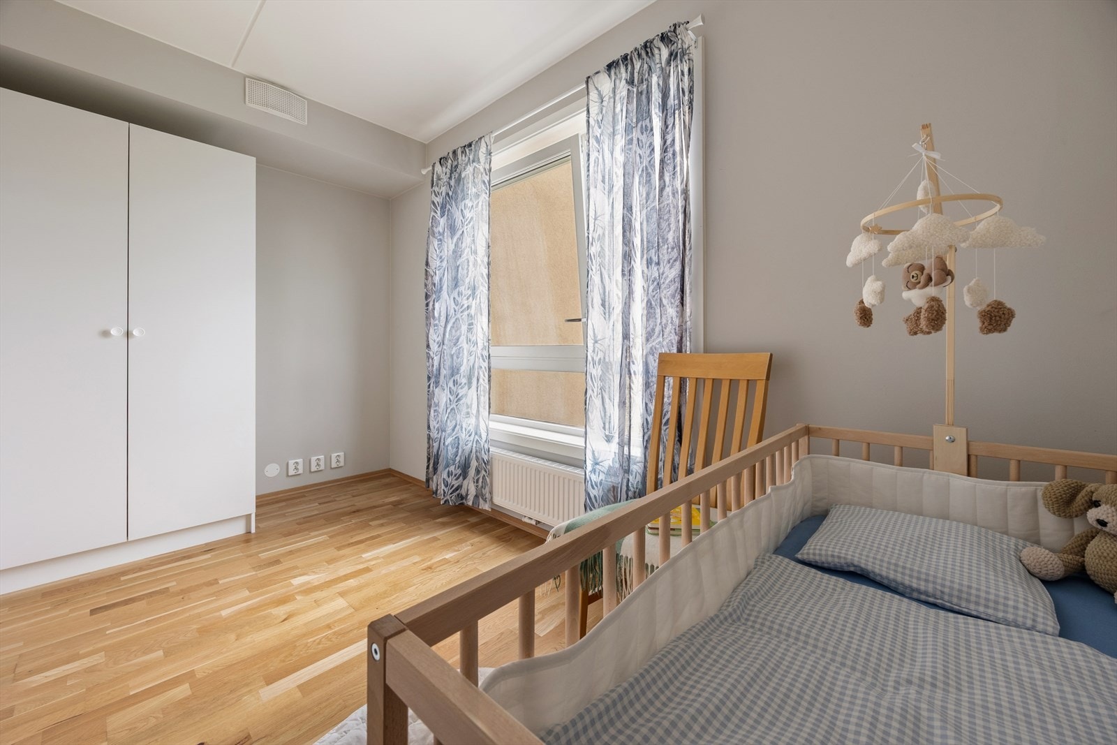 Det er avsatt god plass til oppbevaring og garderobe. Galleribilde