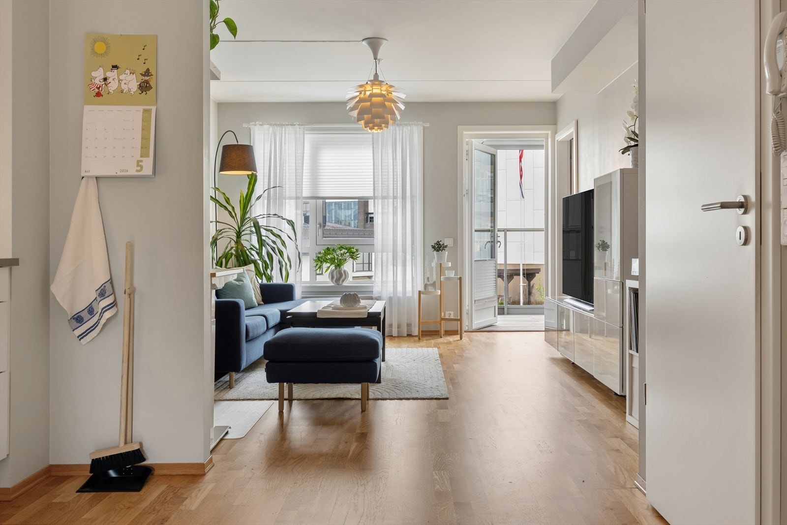Romslig stue med store vindusflater og rikelig med naturlig lys. Galleribilde