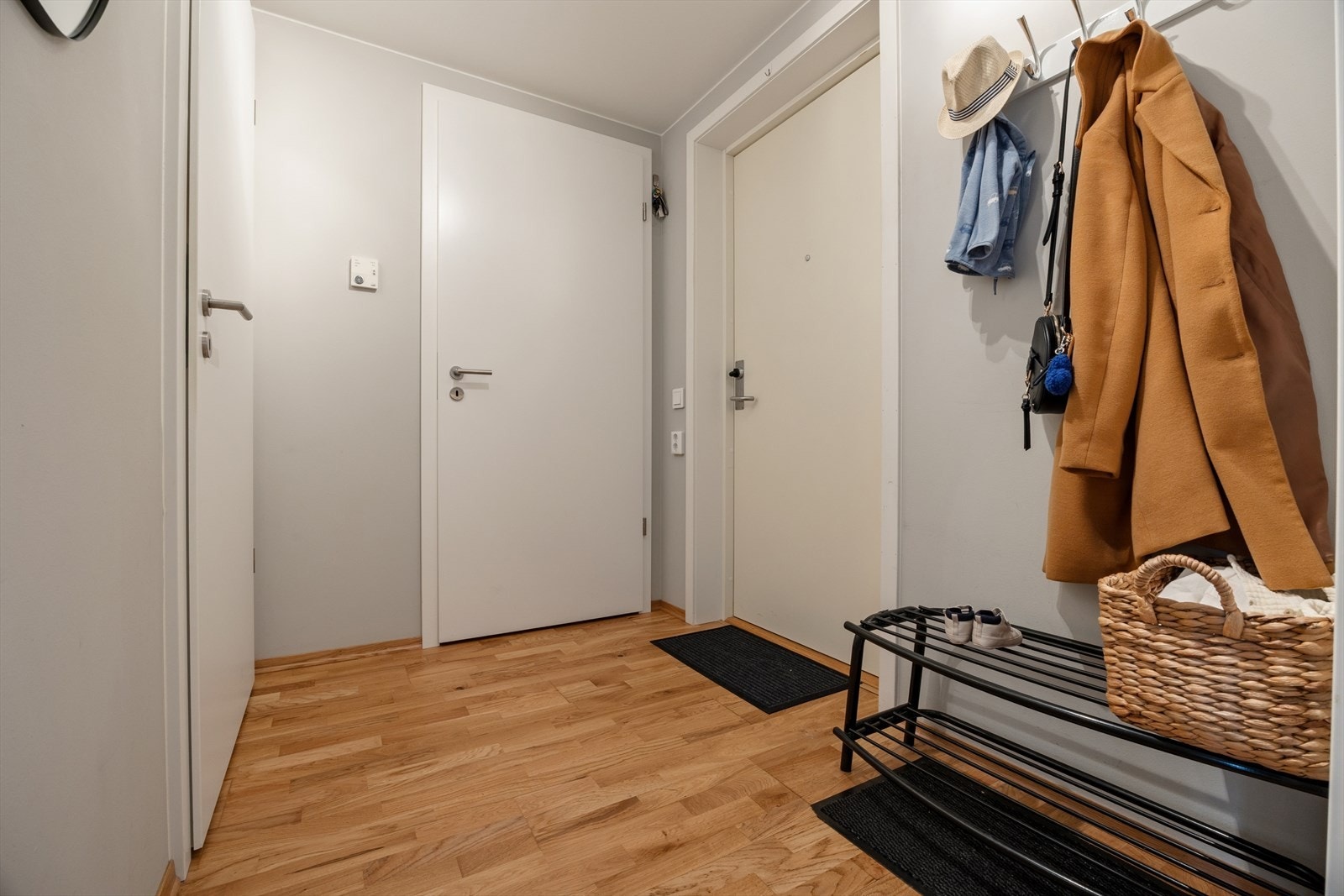 Fra entréen er det praktisk tilgang til både bod og baderom. Galleribilde