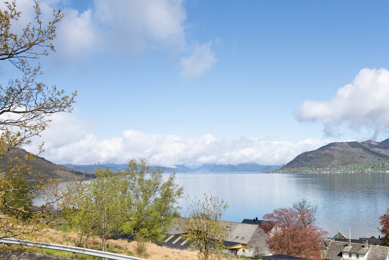 Nyt utsikten over fjord og fjell fra terrassen. Galleribilde