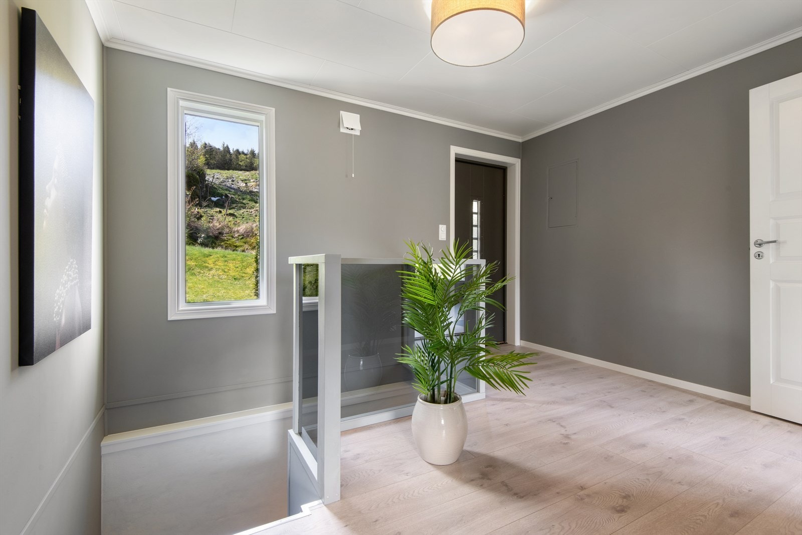 I hallen i første etasje ble det montert nytt glassrekkverk i 2021. Galleribilde