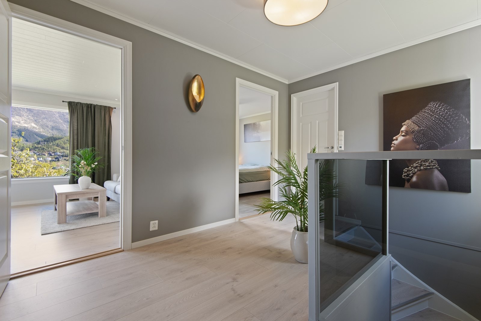Fra hallen er det enkel adkomst til boligens hovedrom, inkludert stue og soverom. Galleribilde