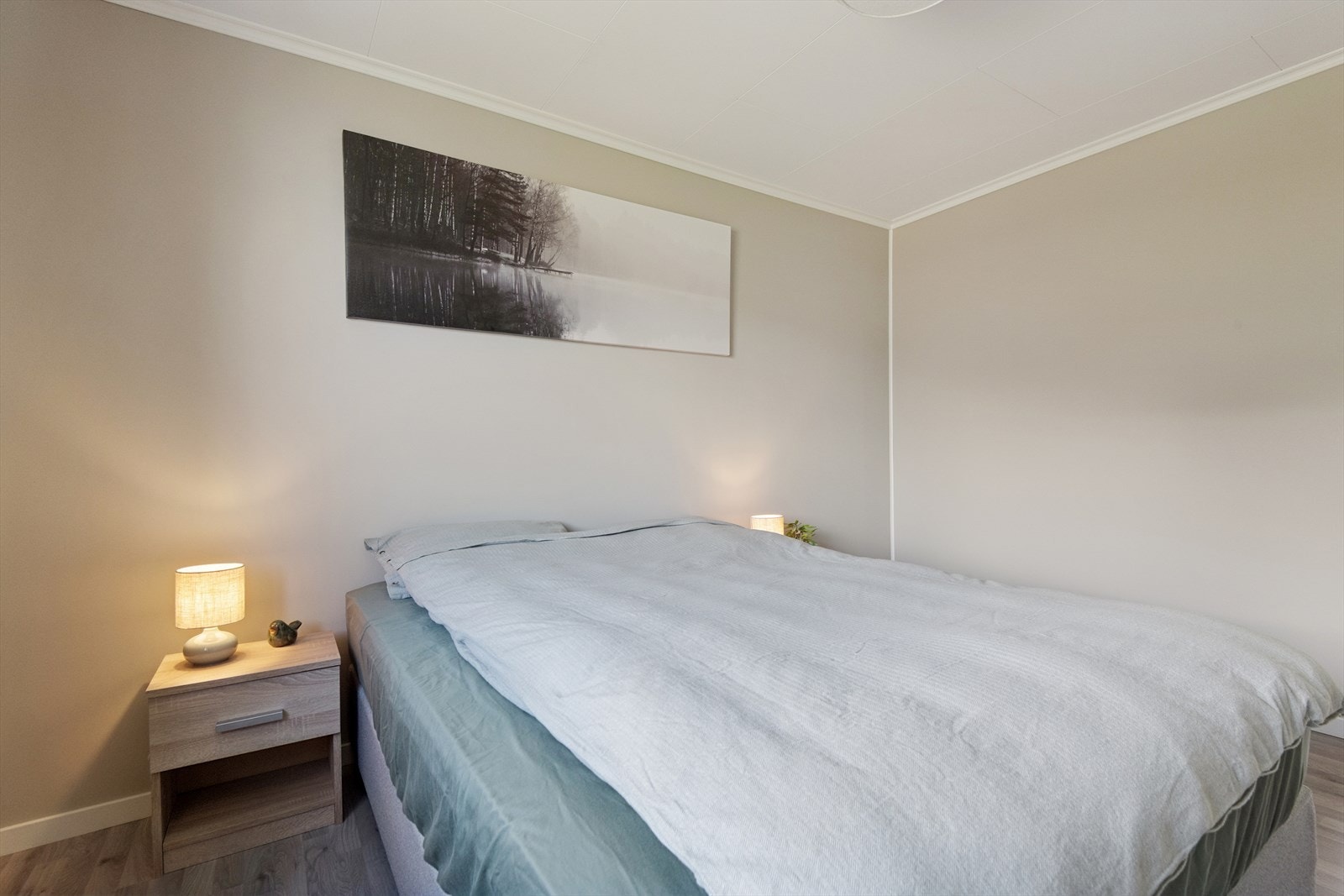 Soverommet er av god størrelse med plass til dobbeltseng med nattbord på begge sider. Galleribilde