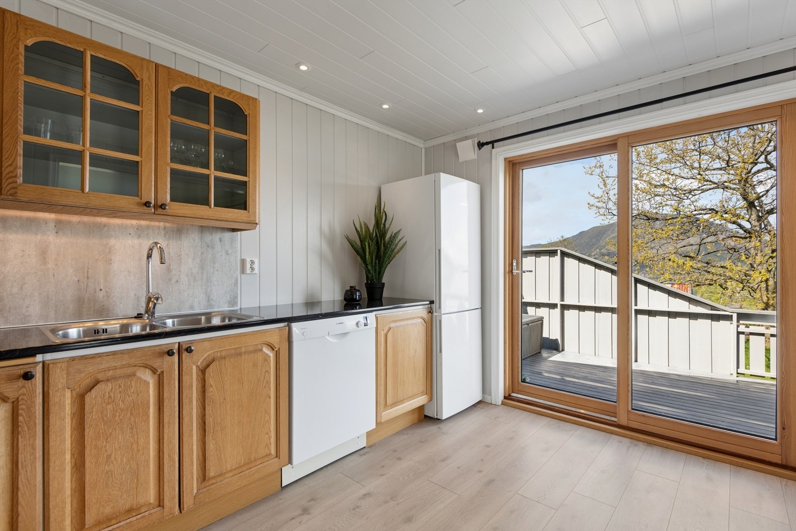 Fra kjøkken og stue er det adkomst til terrasse oppført i 2015. Galleribilde
