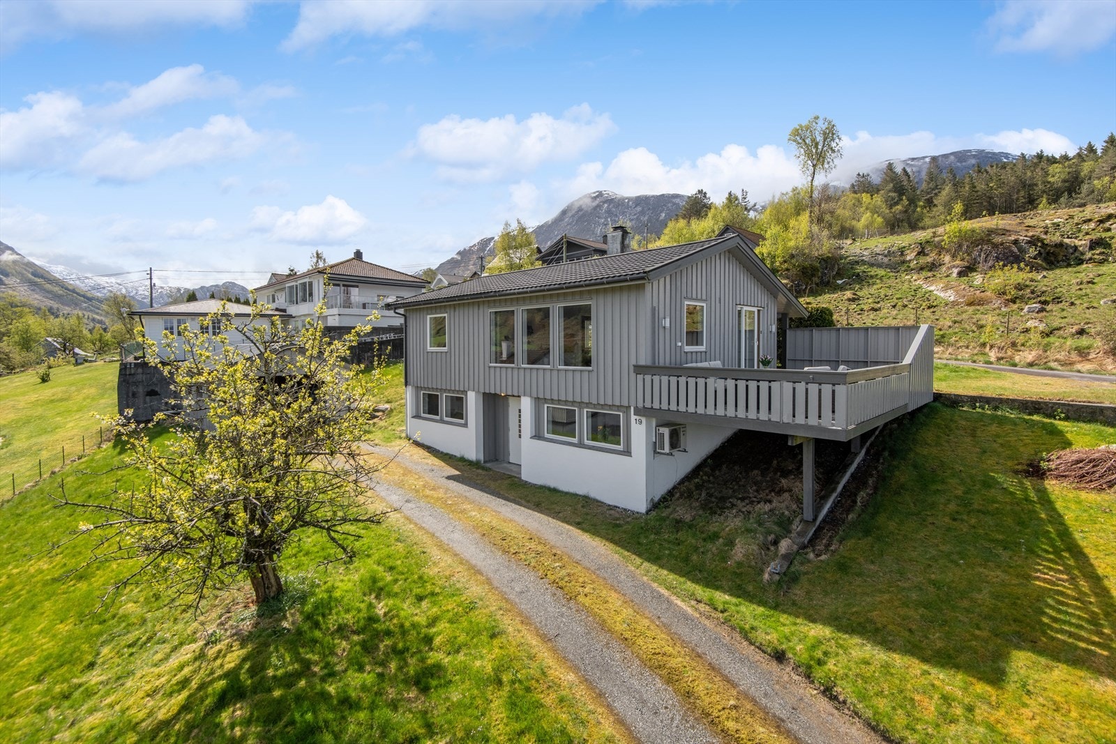 Dette er en flott enebolig med nydelig utsikt, beliggende i et etablert boligfelt i Dimmelsvik. Galleribilde