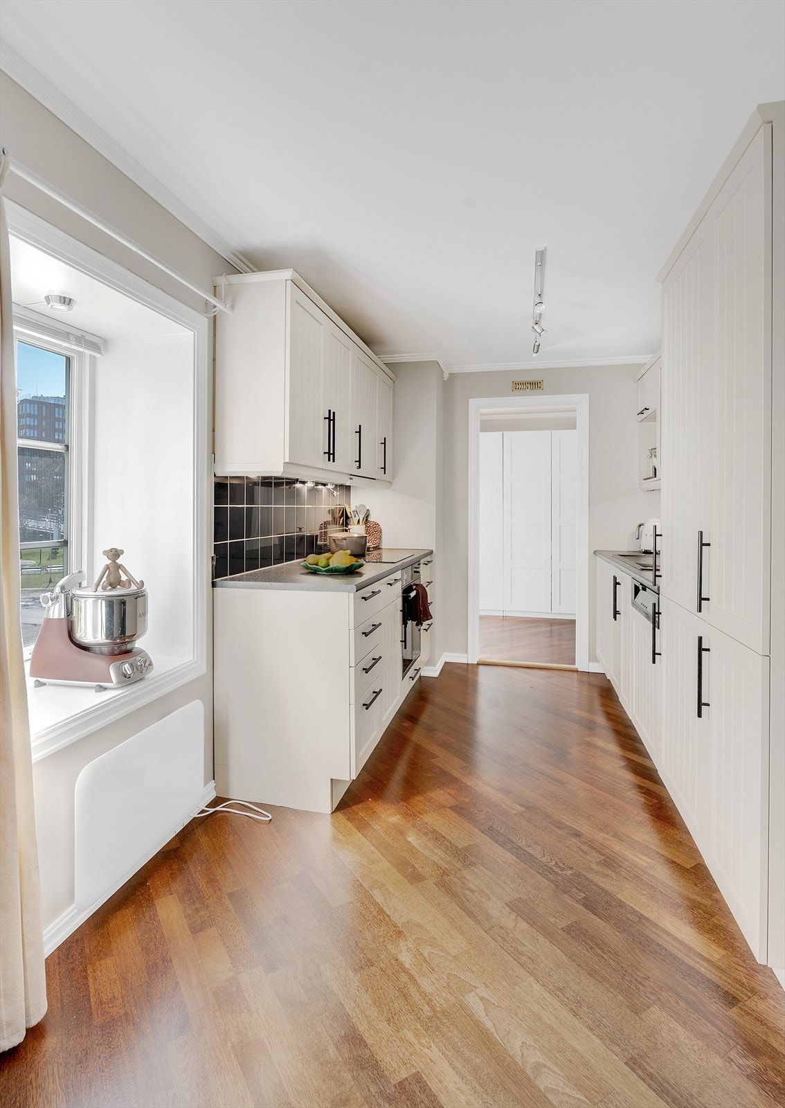 Åpen kjøkkenløsning av høy standard og tidløst design. Integrerte kvalitetshvitevarer. Galleribilde