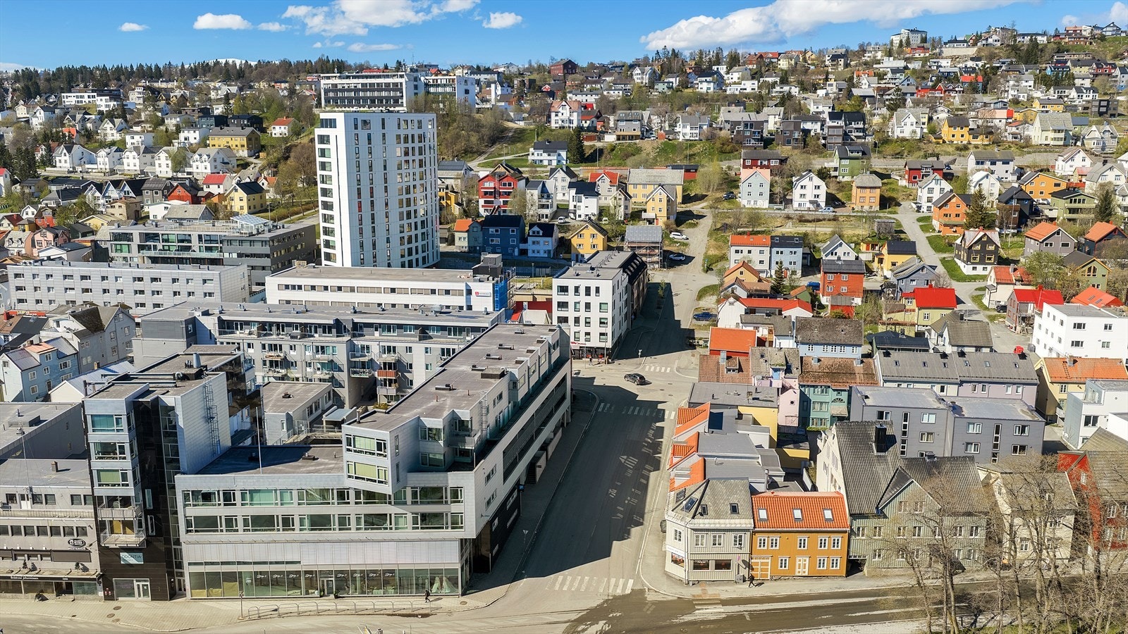 Her har du umiddelbar nærhet til det aller meste, med busstopp, matbutikk, kafeer, restauranter, og mye mer like ved. Velkommen til visning! Galleribilde