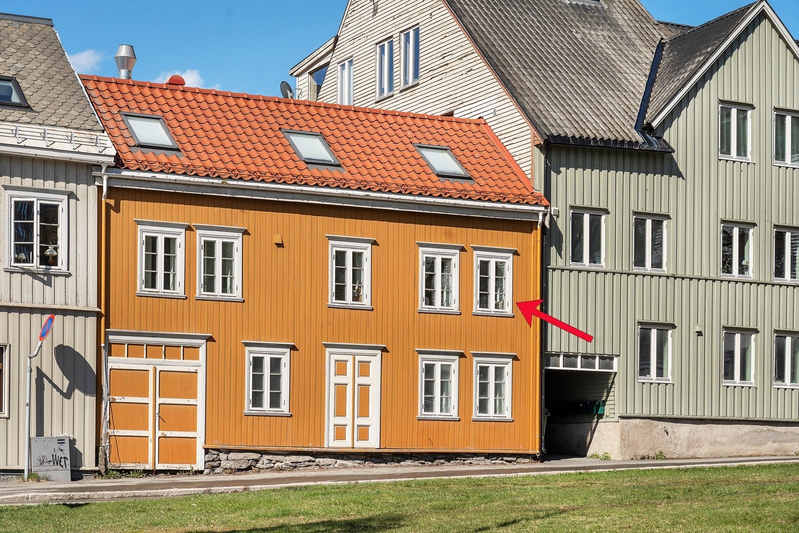 Boligen har en fin lokal beliggenhet i 2. etasje, med lite innsyn fra forbipasserende. Galleribilde