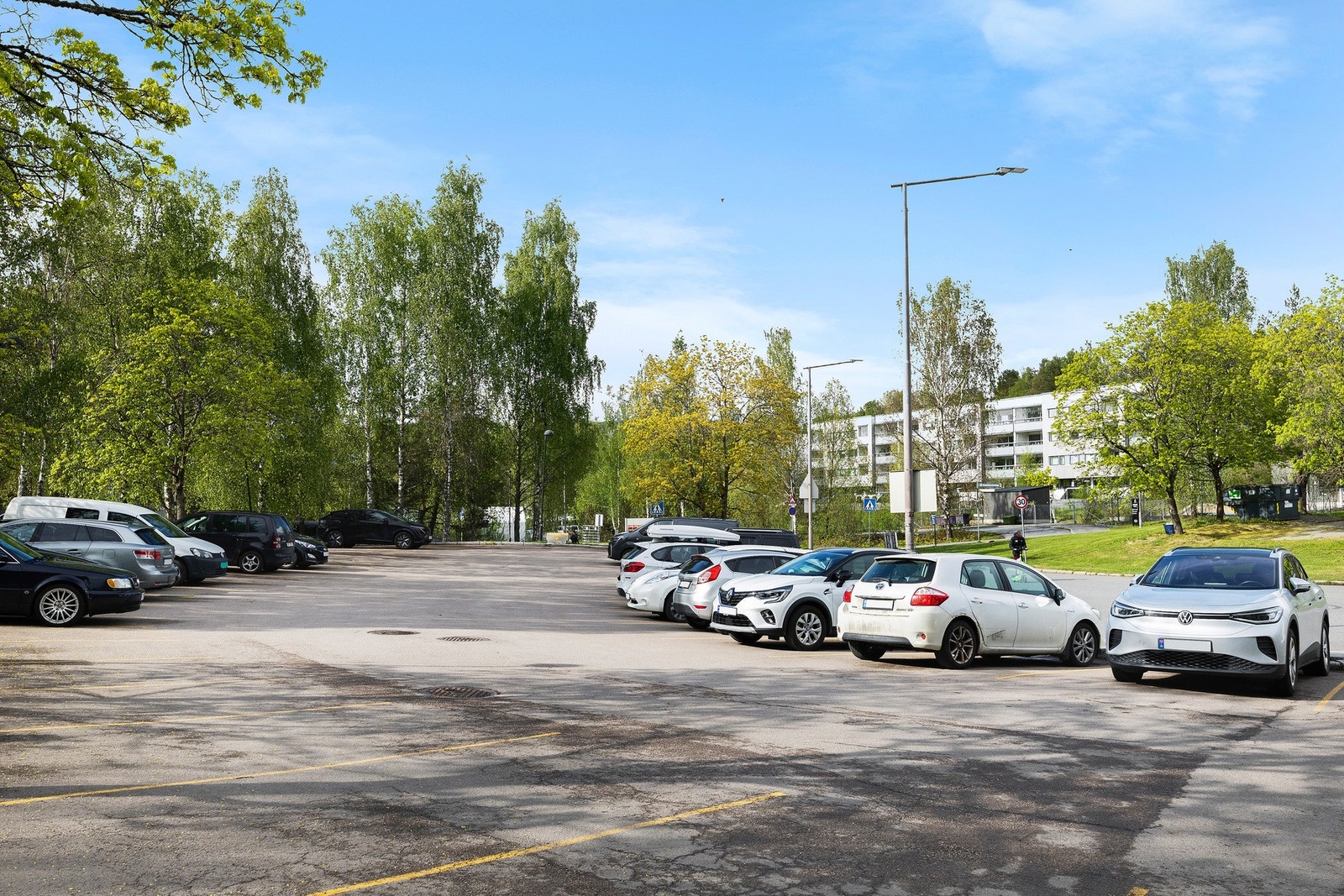 Felles parkeringsplasser for beboere og gjester med god kapasitet. Det er også lademuligheter. Galleribilde