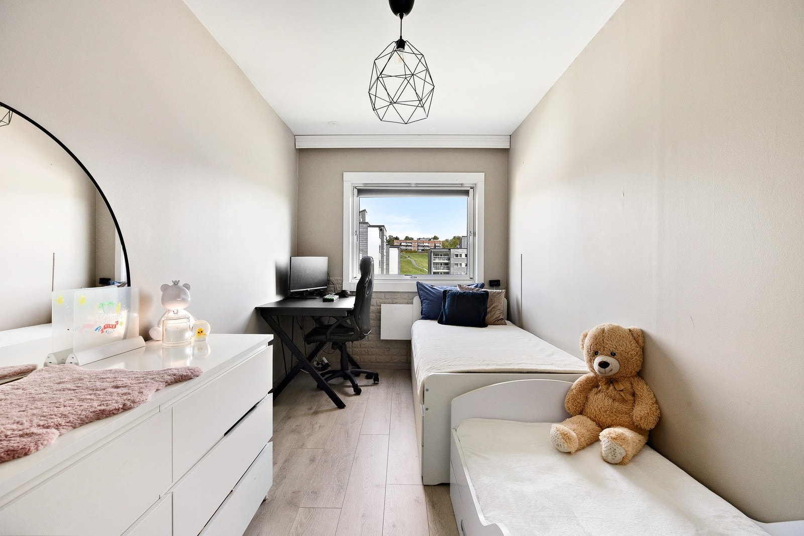 Soverom 2 er av god størrelse og har plass til blant annet seng og garderobe. Galleribilde