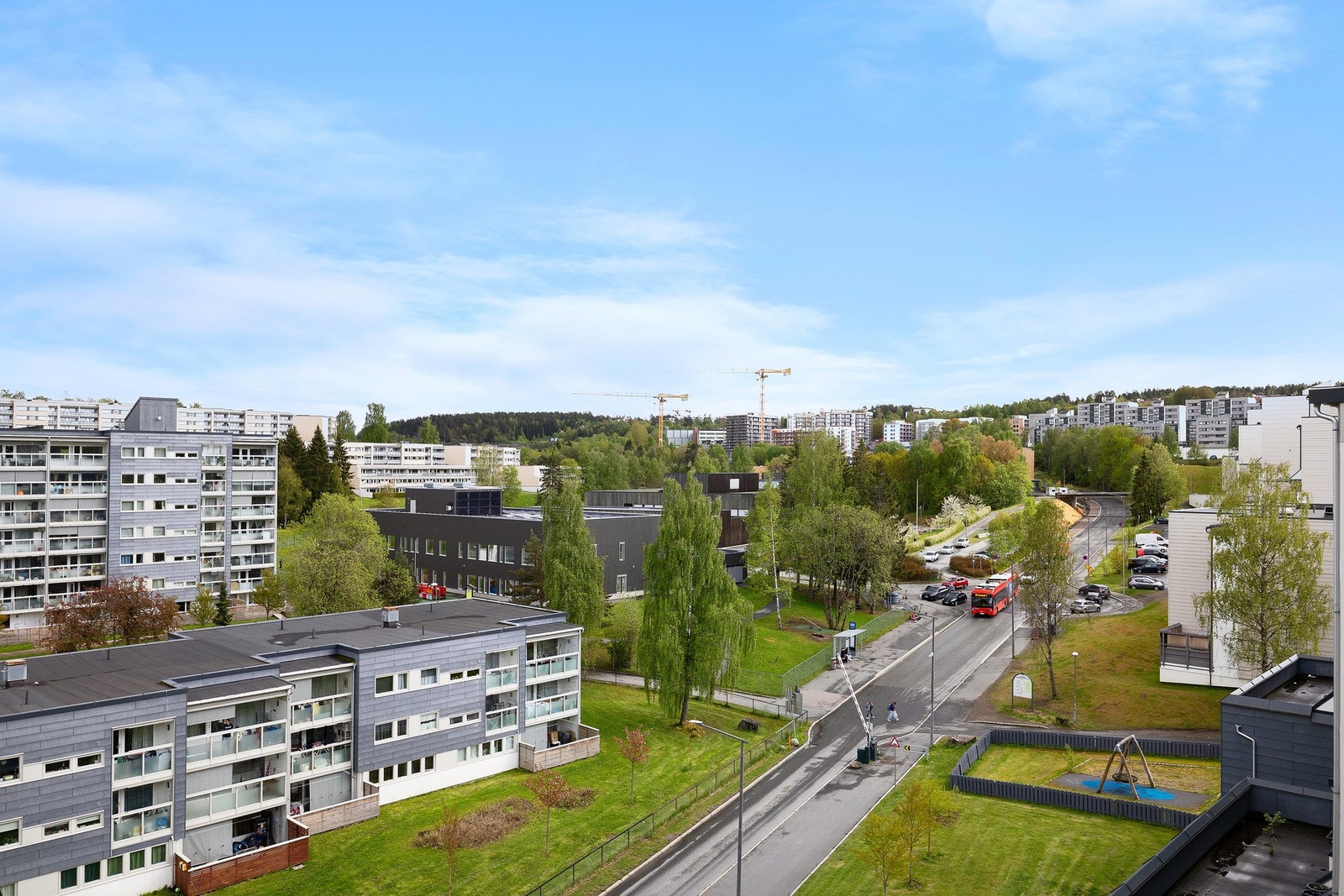 Boligen ligger grønt og pent til i et etablert boligområde på Furuset. Ingen gjenboere Galleribilde