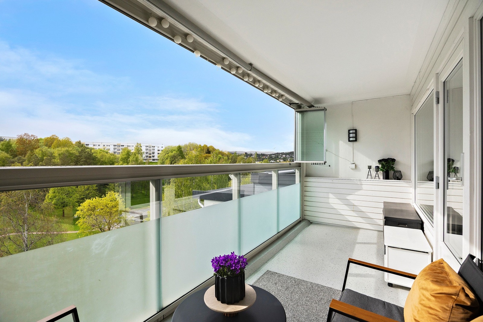 Balkong med adkomst fra stuen på ca. 9 m2. Galleribilde