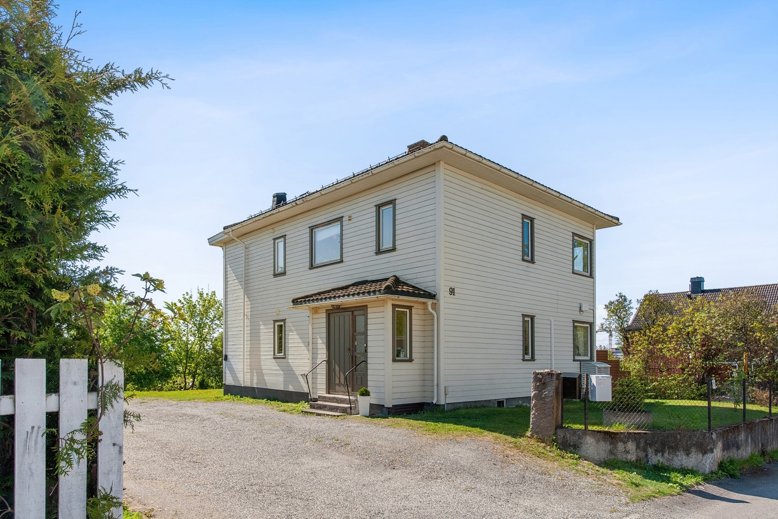 Boligen ligger i husets 1. etasje, hvor det er felles entré. Galleribilde