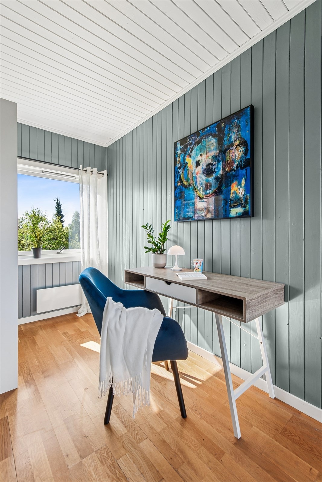 Soverom 3 hvor det er adkomst ut til hagen. Galleribilde