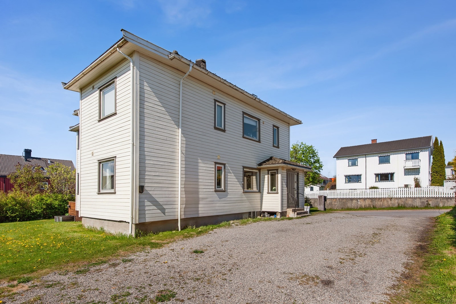 Parkering på tomten som er fellesareal. EL-billader medfølger (denne tilhører boligen/Snr. 1). Galleribilde