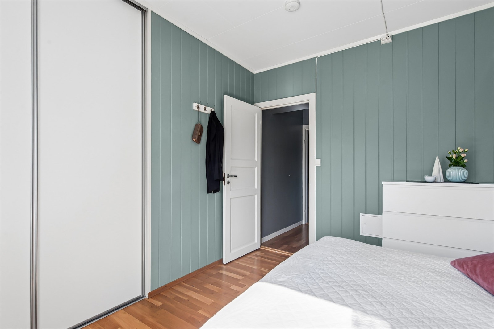 Det er stor skyvedørsgarderobe på hovedsoverom. Galleribilde