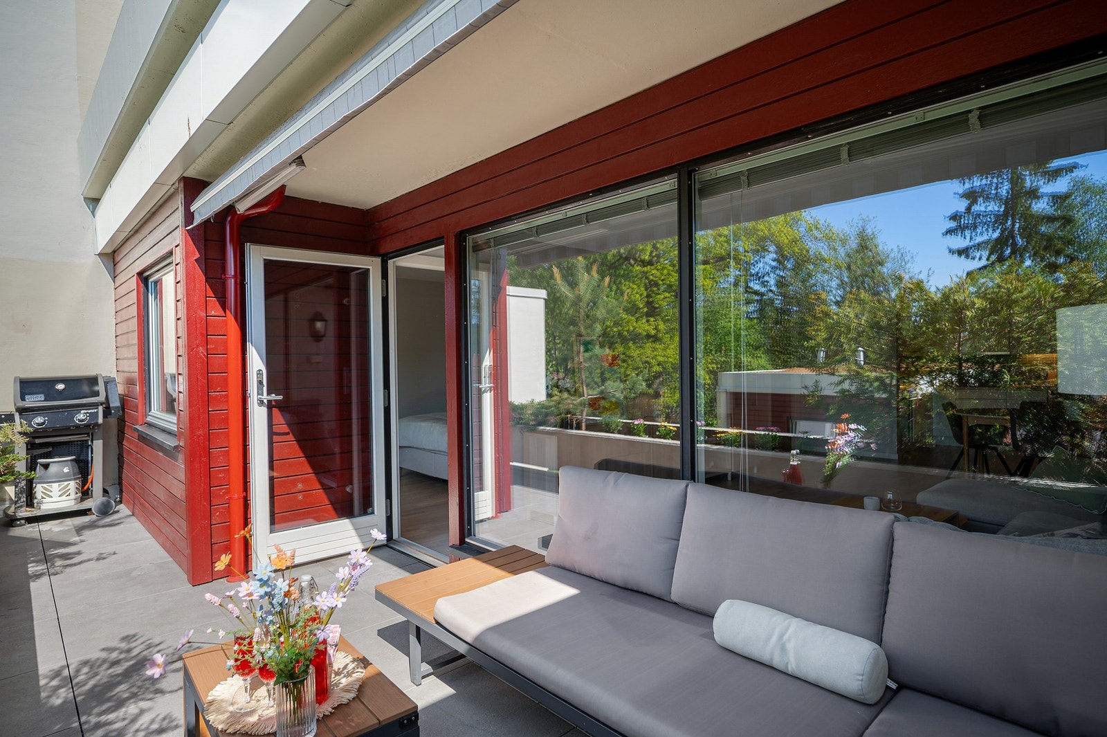 Terrassen er utstyrt med markise, utelys og stikkontakt. Galleribilde