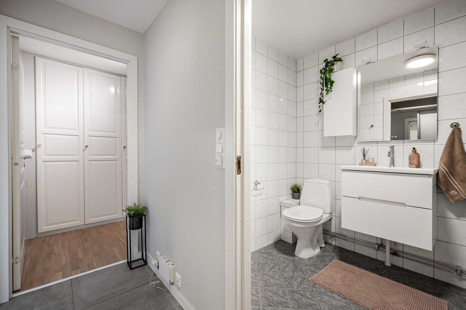 Fra entré/gang er det også adkomst til leilighetens bad. Galleribilde