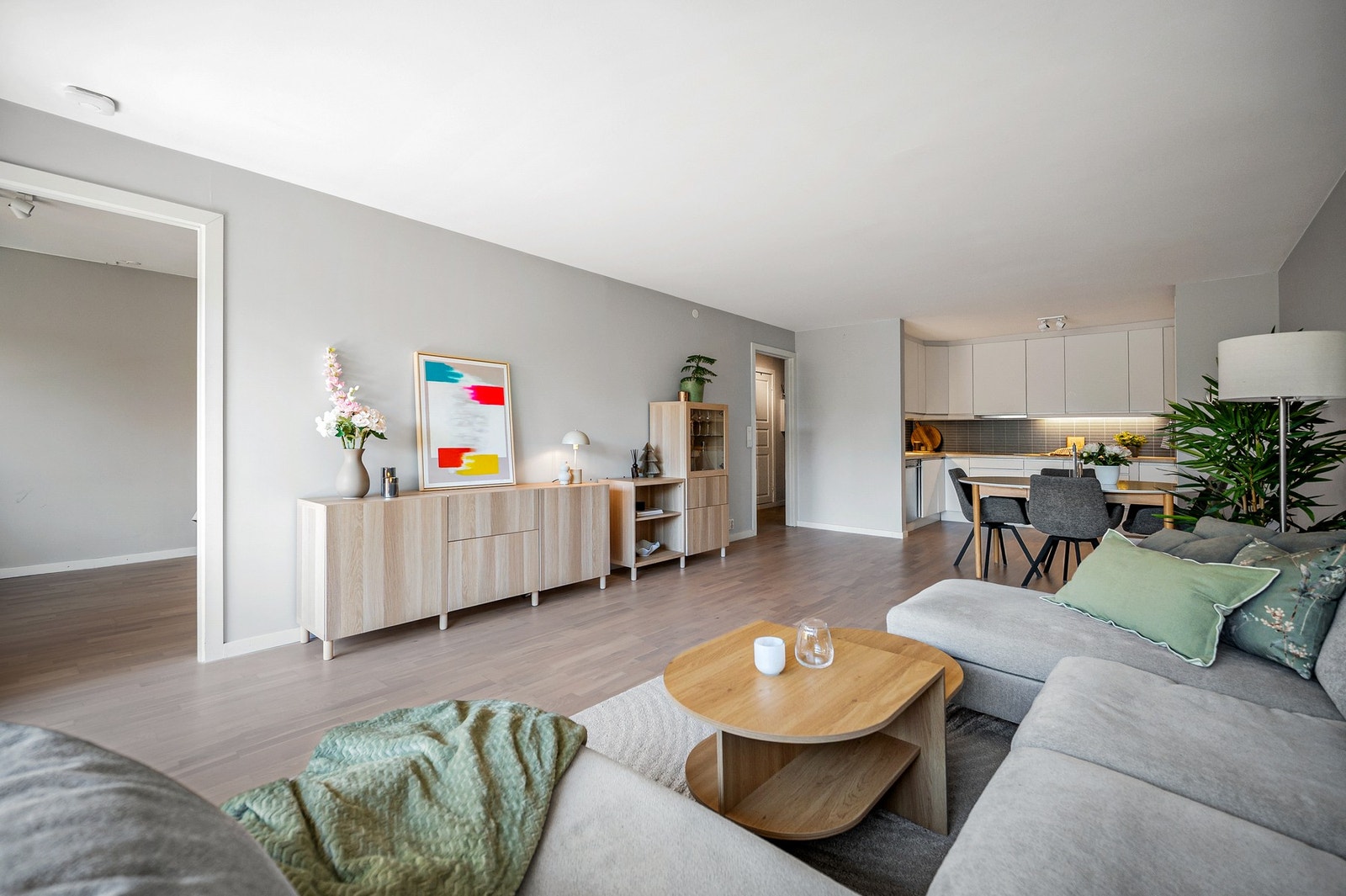 Fra stuen er det adkomst til leilighetens soverom. Galleribilde